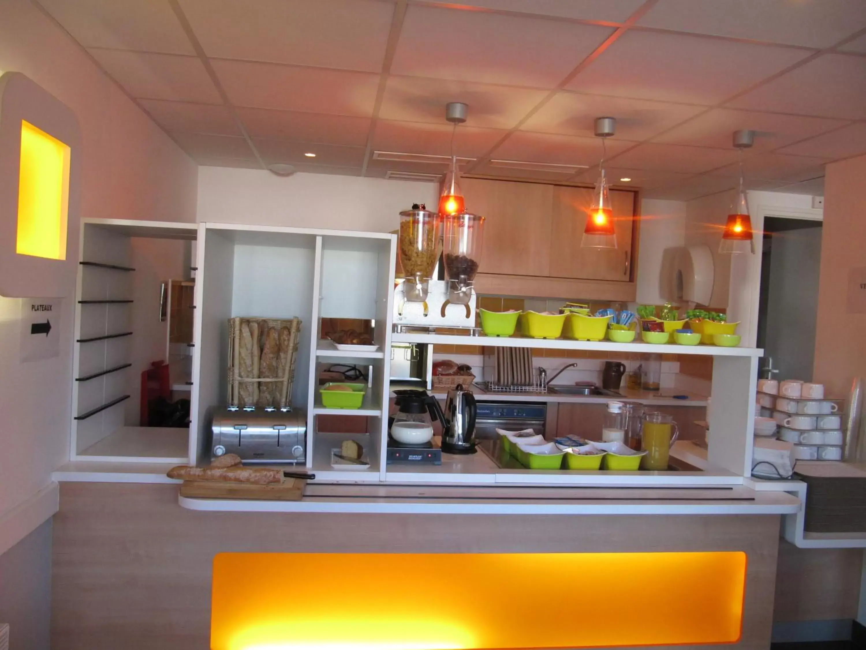 Restaurant/places to eat, Kitchen/Kitchenette in ibis budget Pontivy
