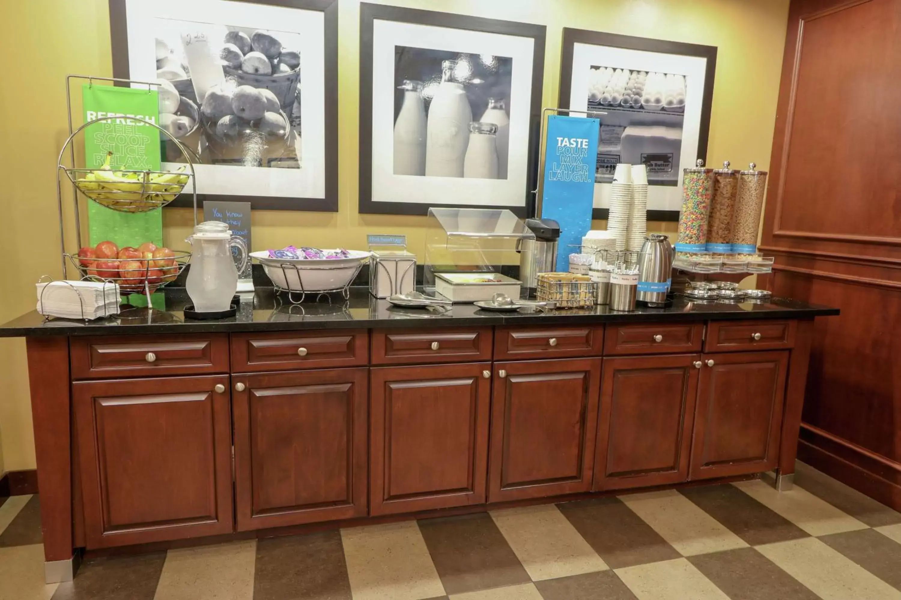 Dining area in Hampton Inn Lincolnton