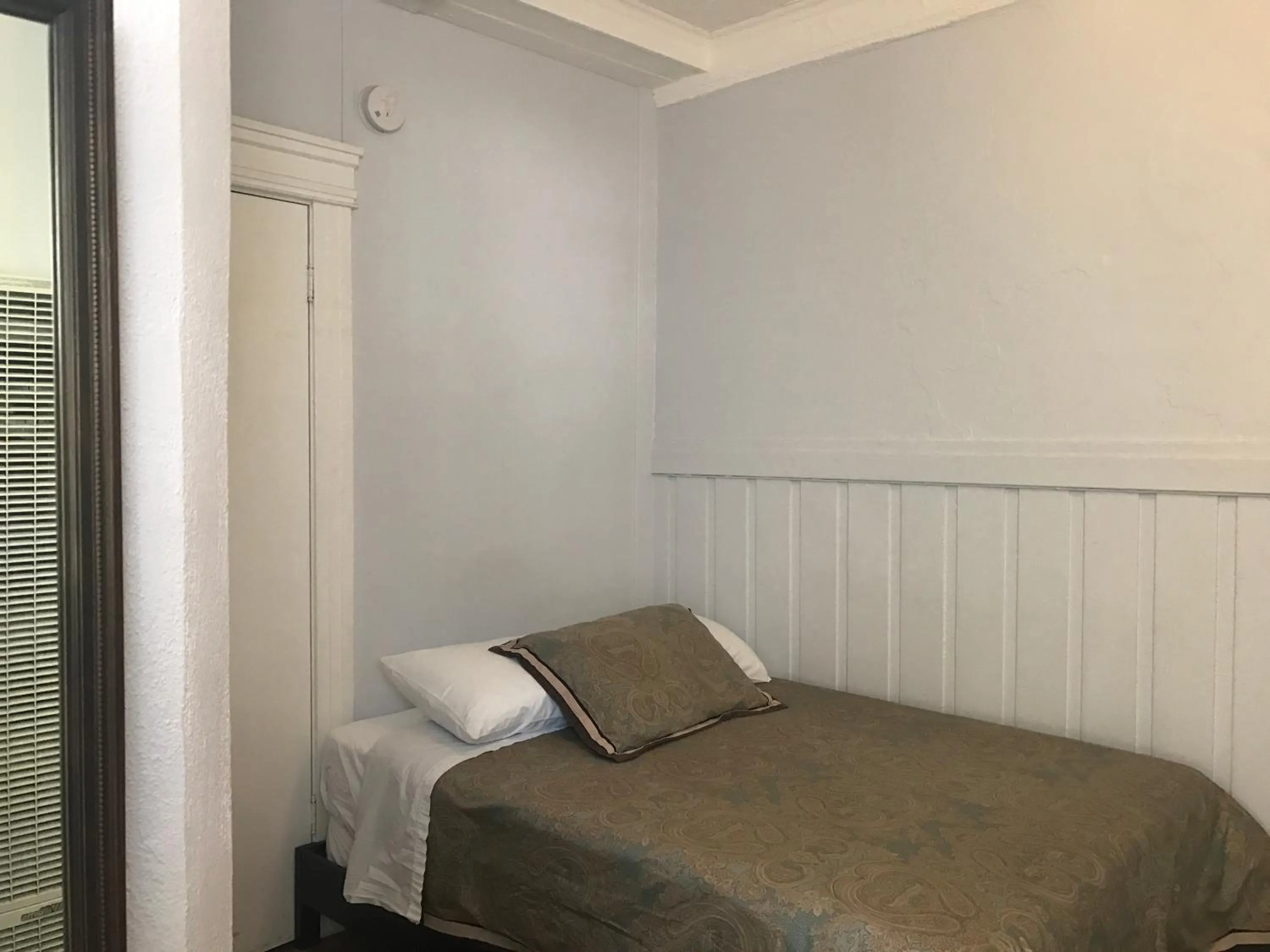 Standard Twin Room with Shared Bathroom in Orange Drive Hostel