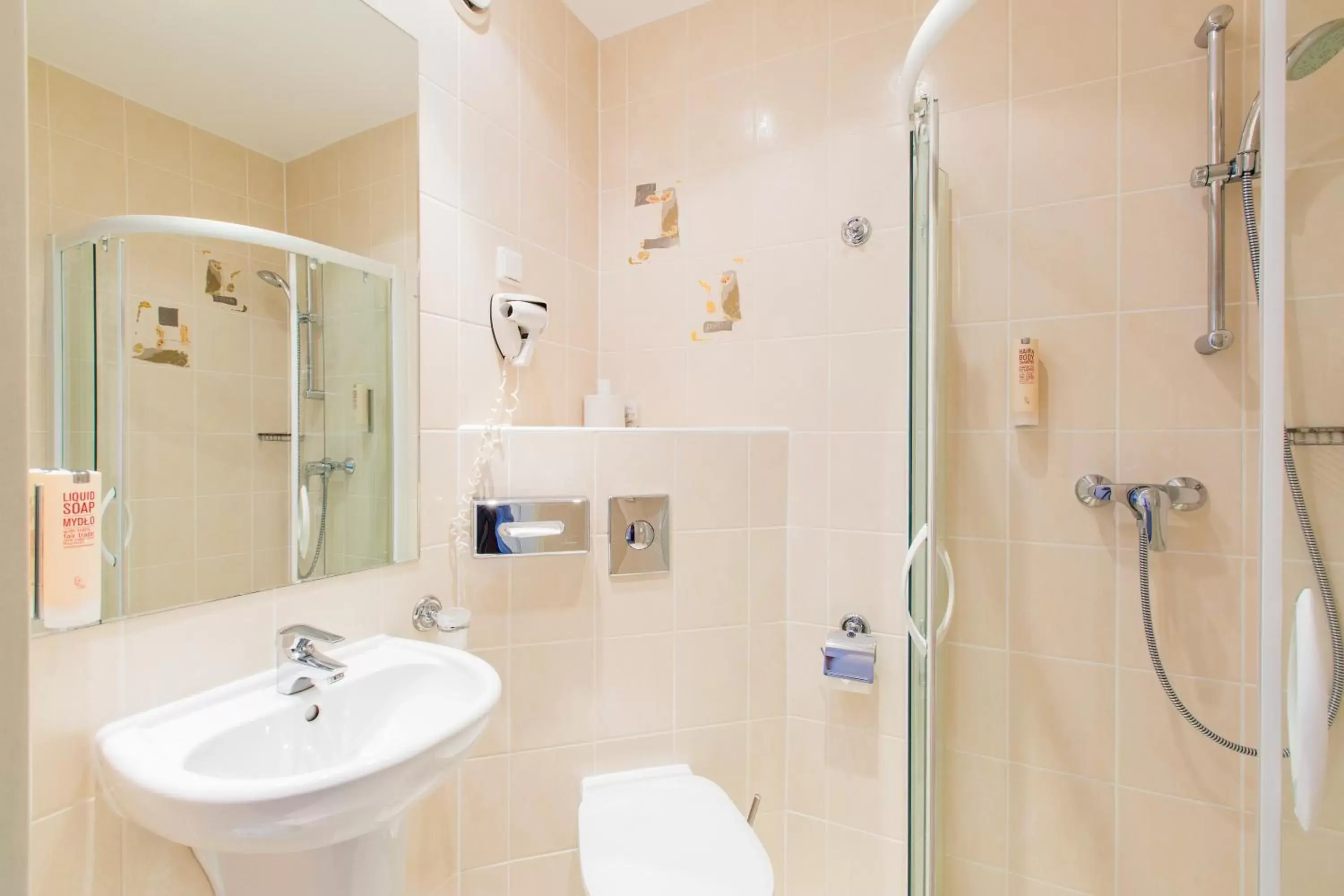 Shower, Bathroom in Qubus Hotel Głogów