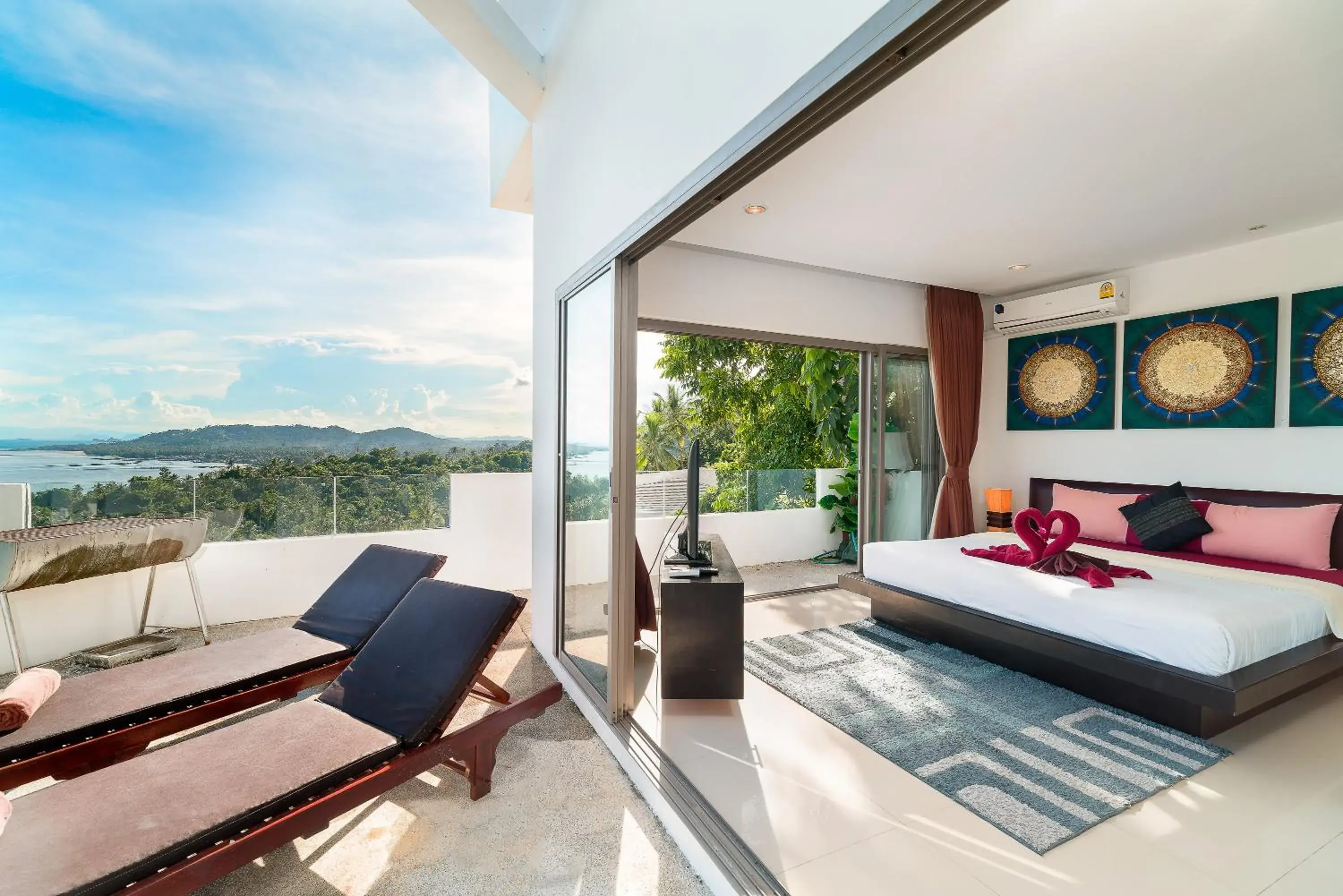 Bed in Tropical Sea View Residence