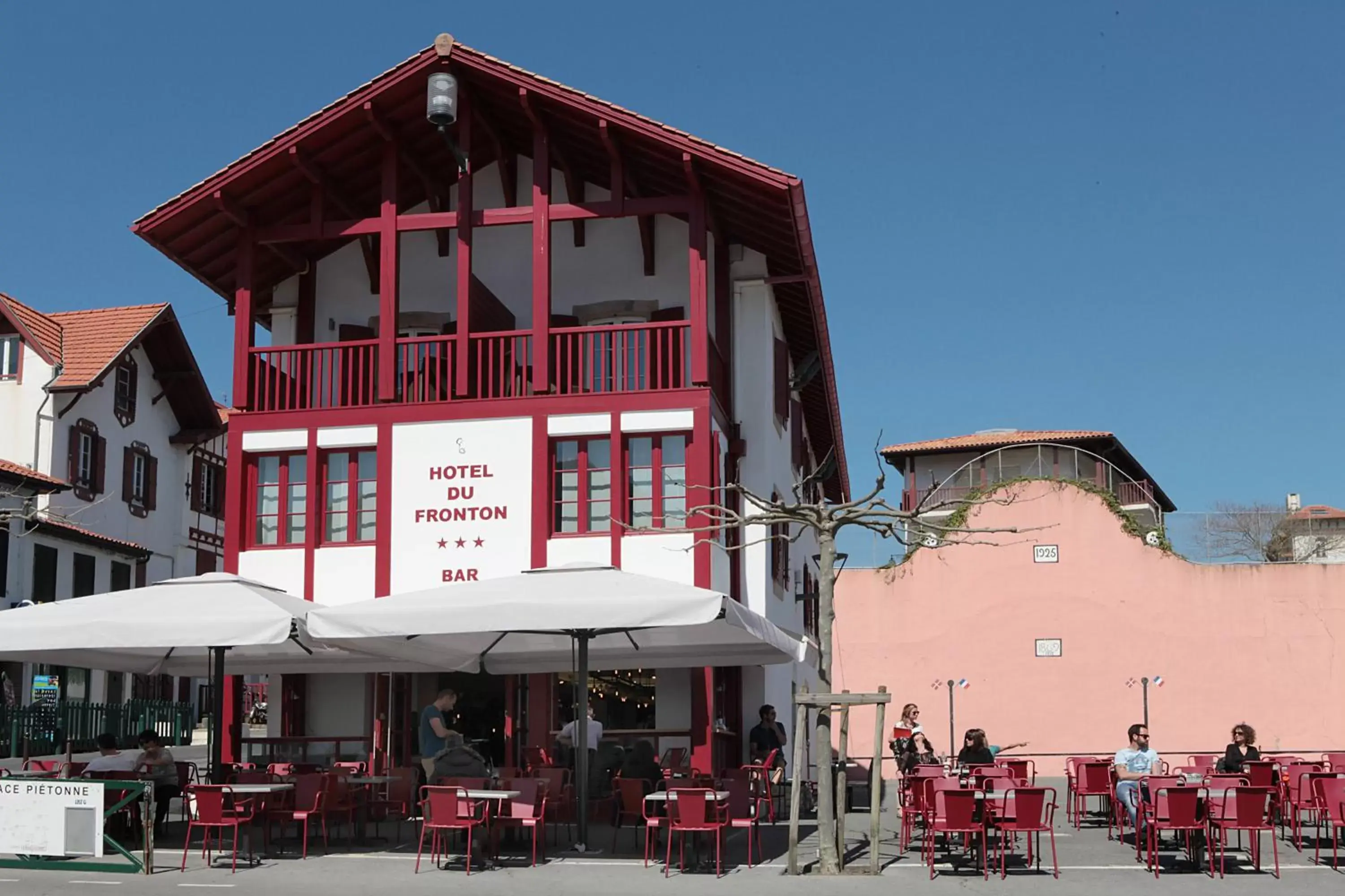 Lounge or bar, Property Building in Hotel du Fronton