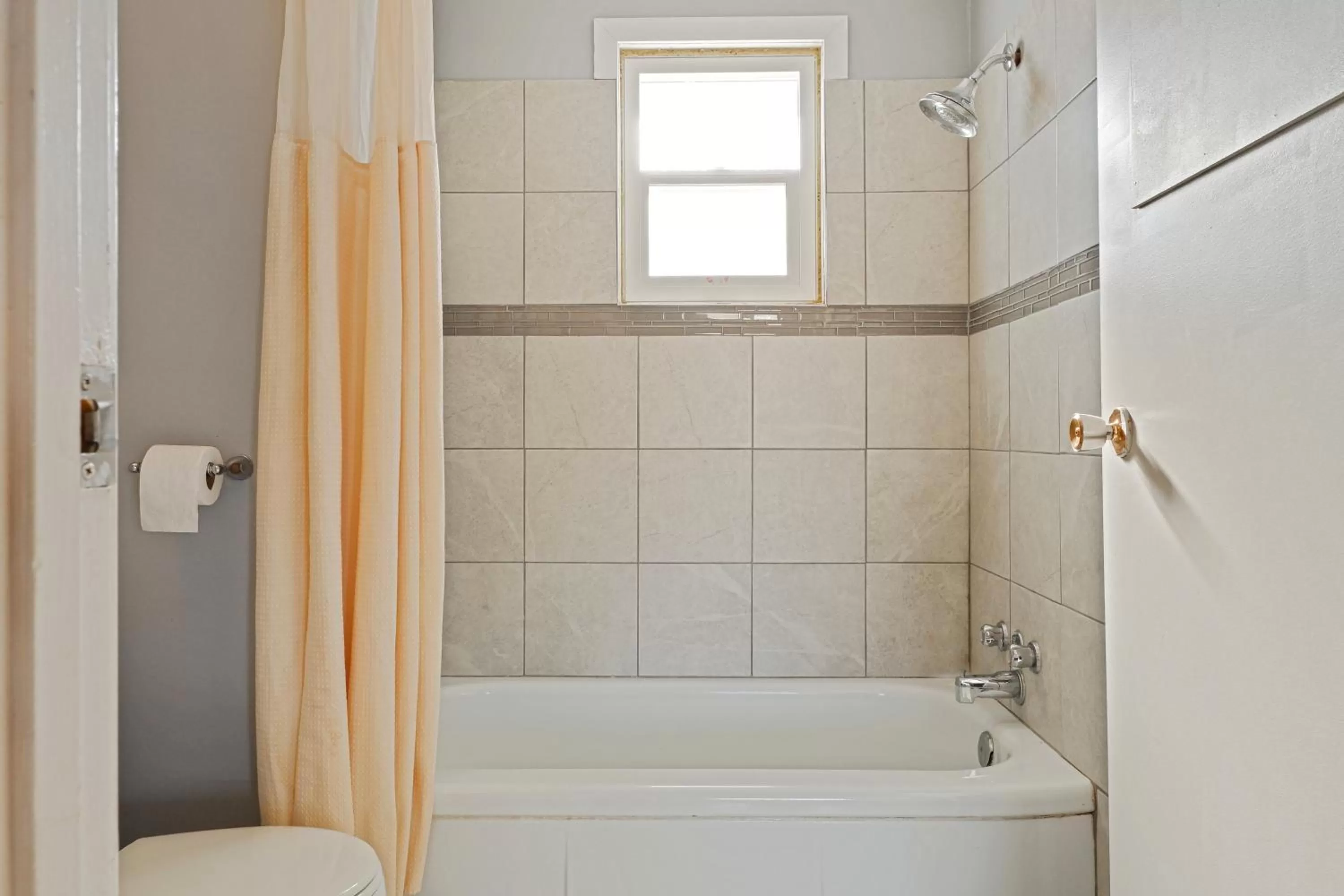 Bathroom in Hotel Bethel - Fort MacLeod, AB