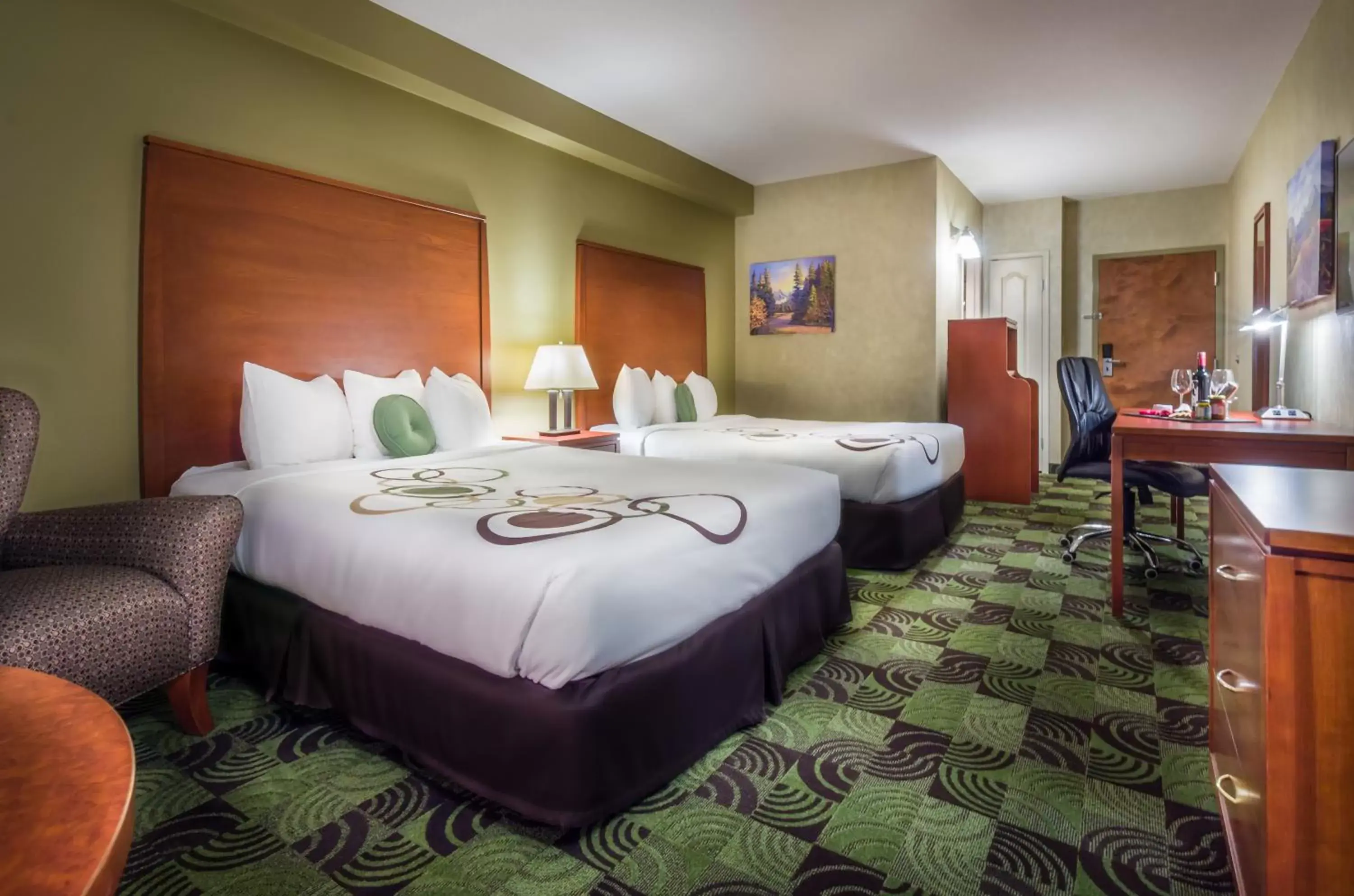 Photo of the whole room, Bed in Deerfoot Inn and Casino