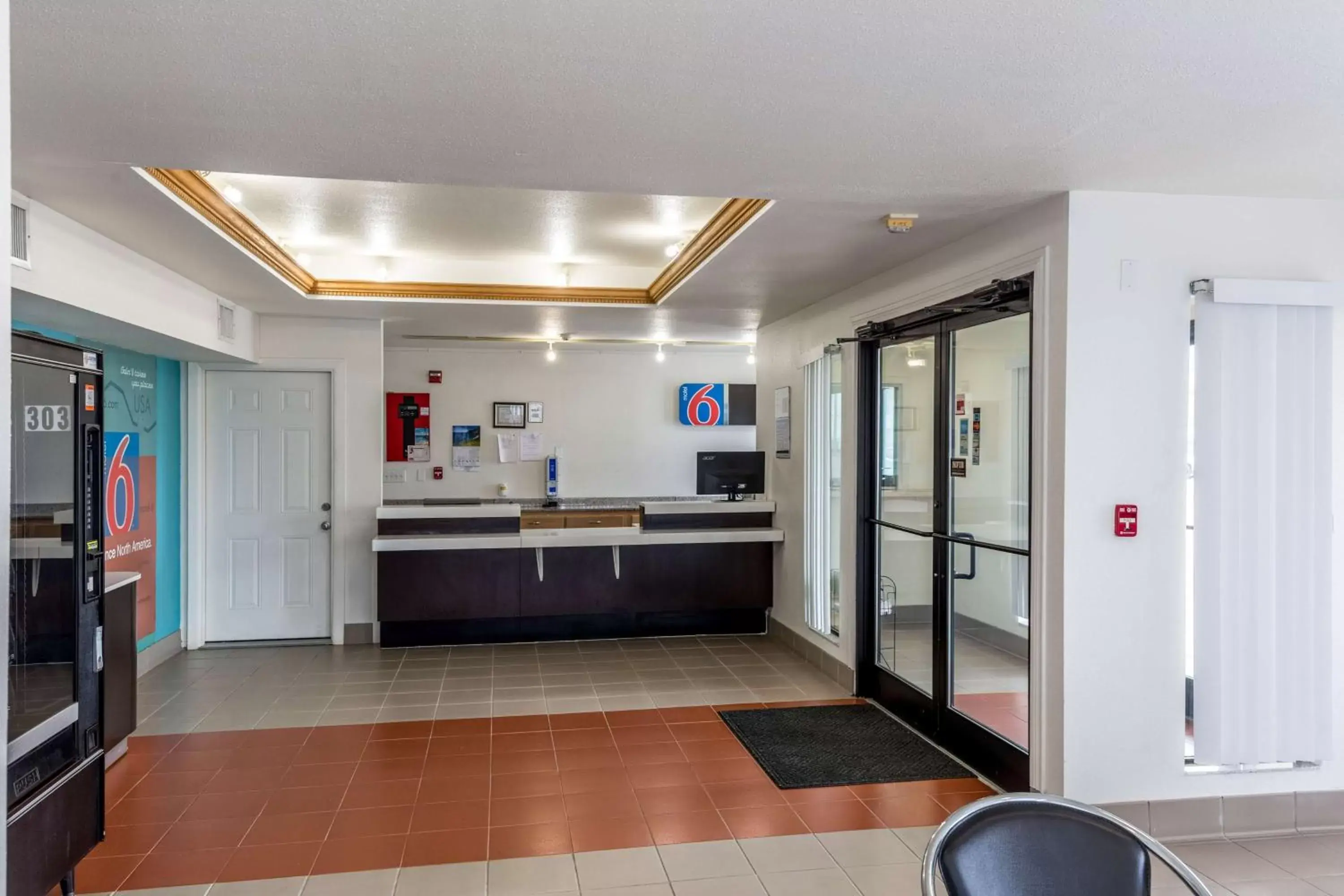 Lobby or reception, Kitchen/Kitchenette in Motel 6 Port Lavaca, TX