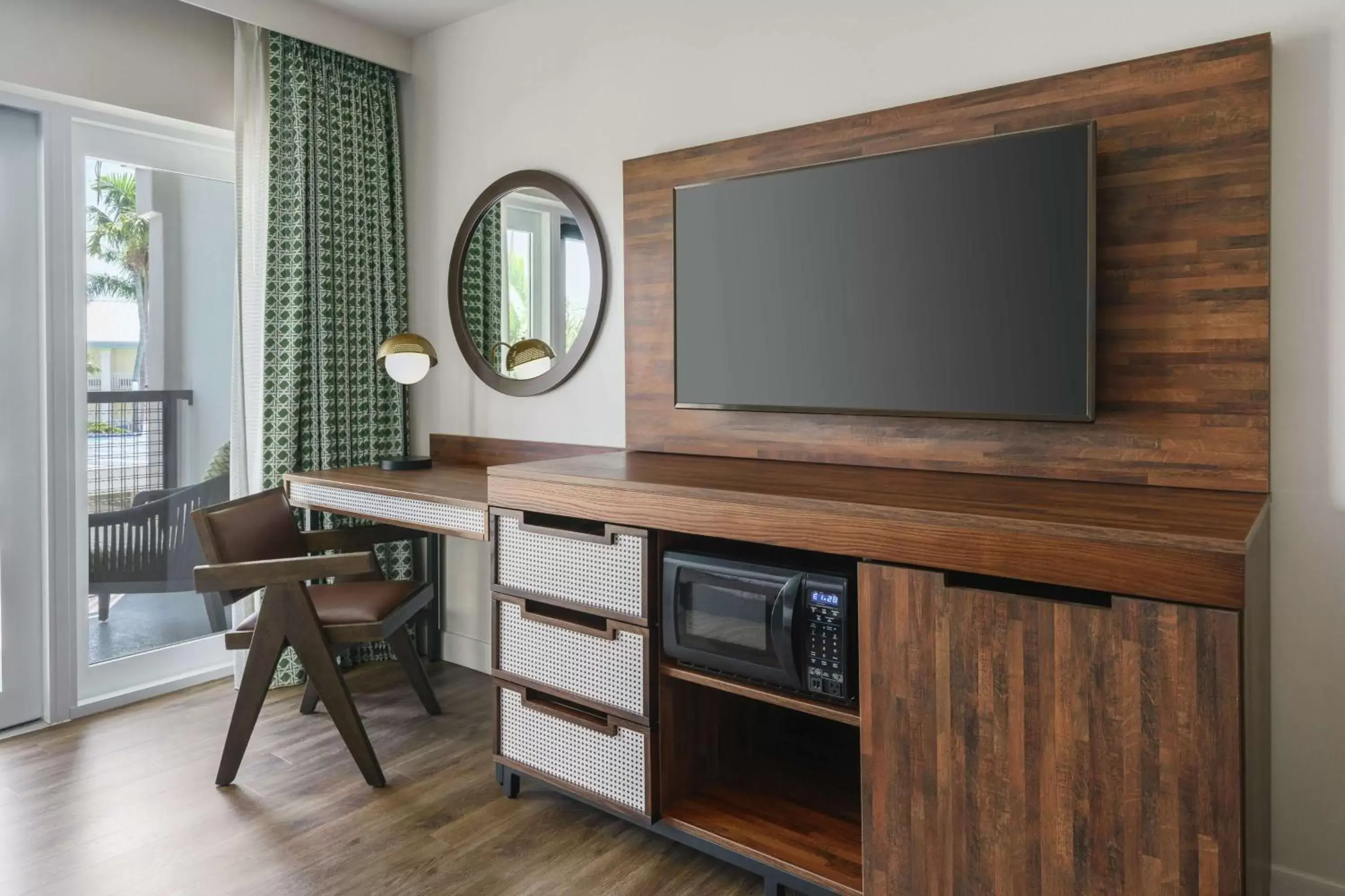 King Room - Mobility/Hearing Accessible - Non-Smoking in Hampton Inn Key West FL King Room - Mobility/Hearing Accessible - Non-Smoking in Hampton Inn Key West FL