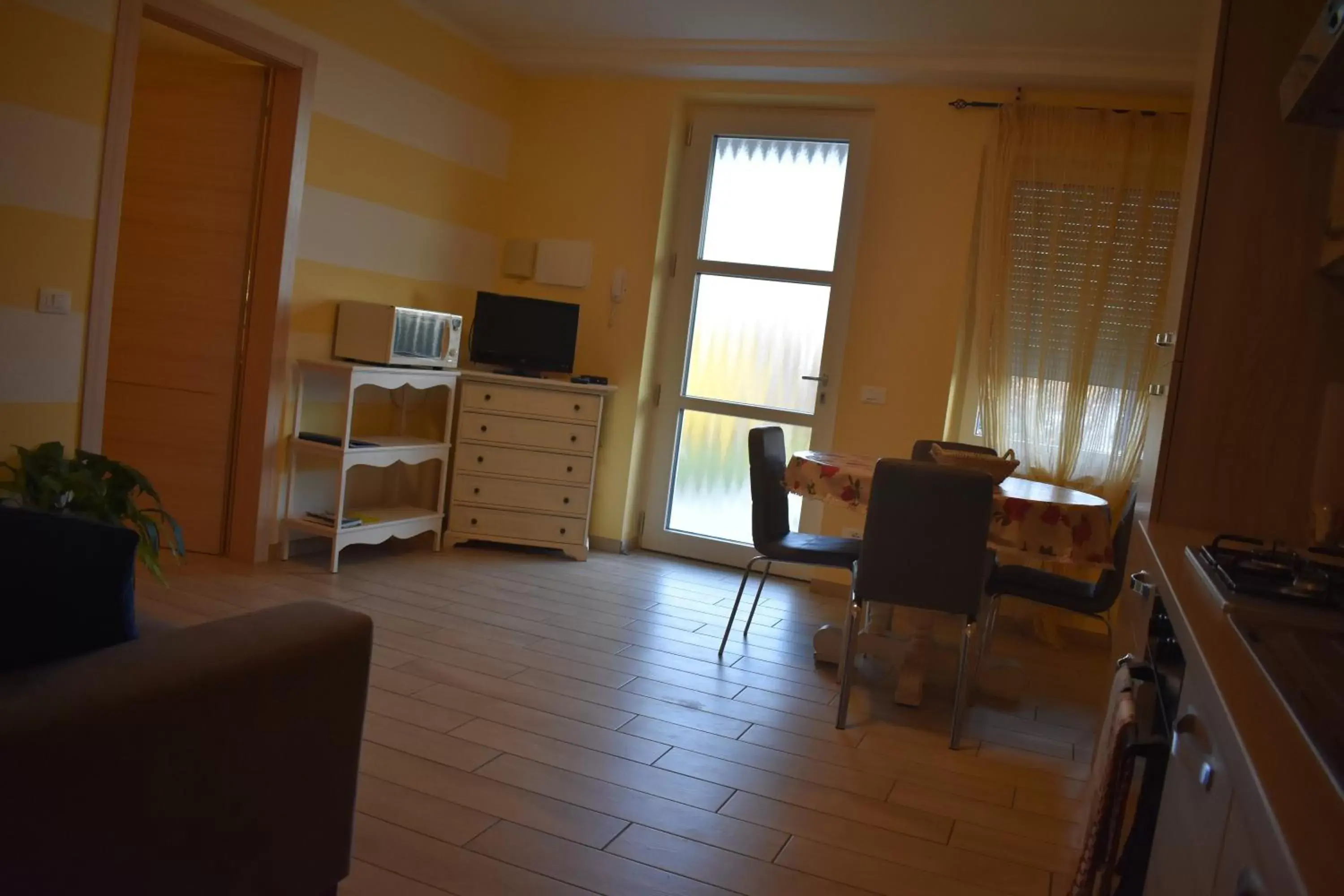 Kitchen or kitchenette, Seating Area in Mimosa Apartments