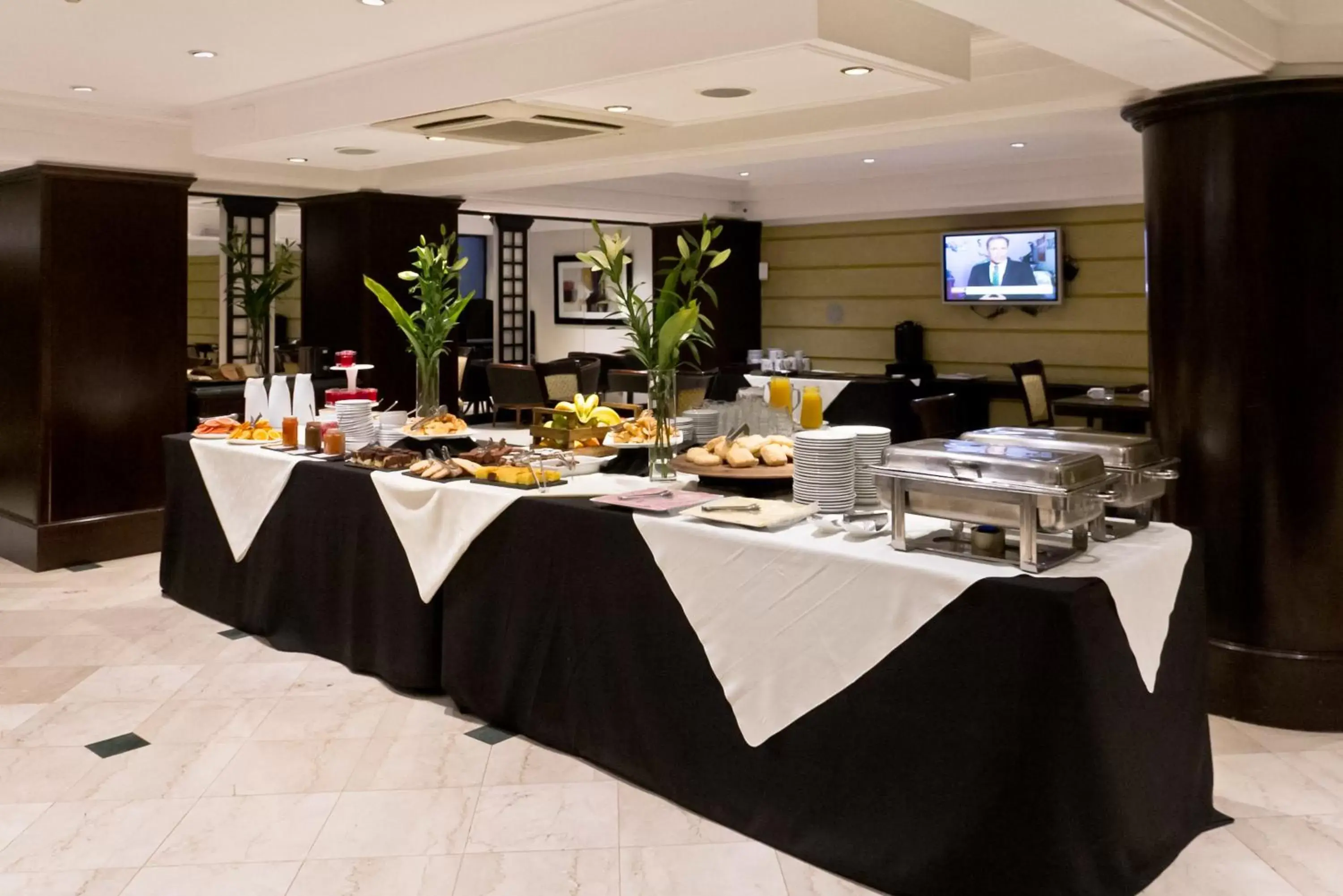 TV and multimedia, Restaurant/Places to Eat in Amerian Executive Hotel Mendoza