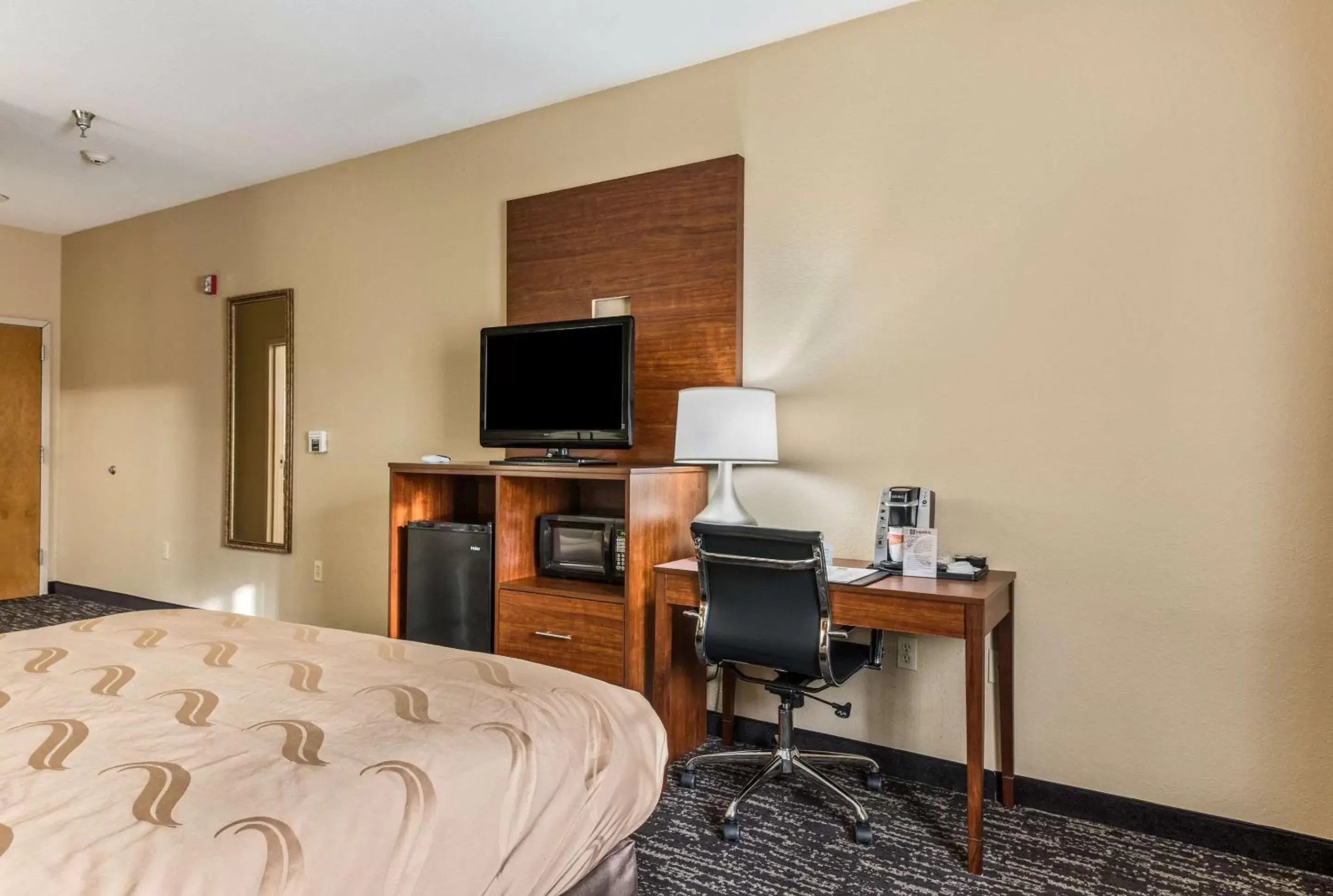 Photo of the whole room, TV/Entertainment Center in Quality Inn & Suites Hendersonville - Flat Rock