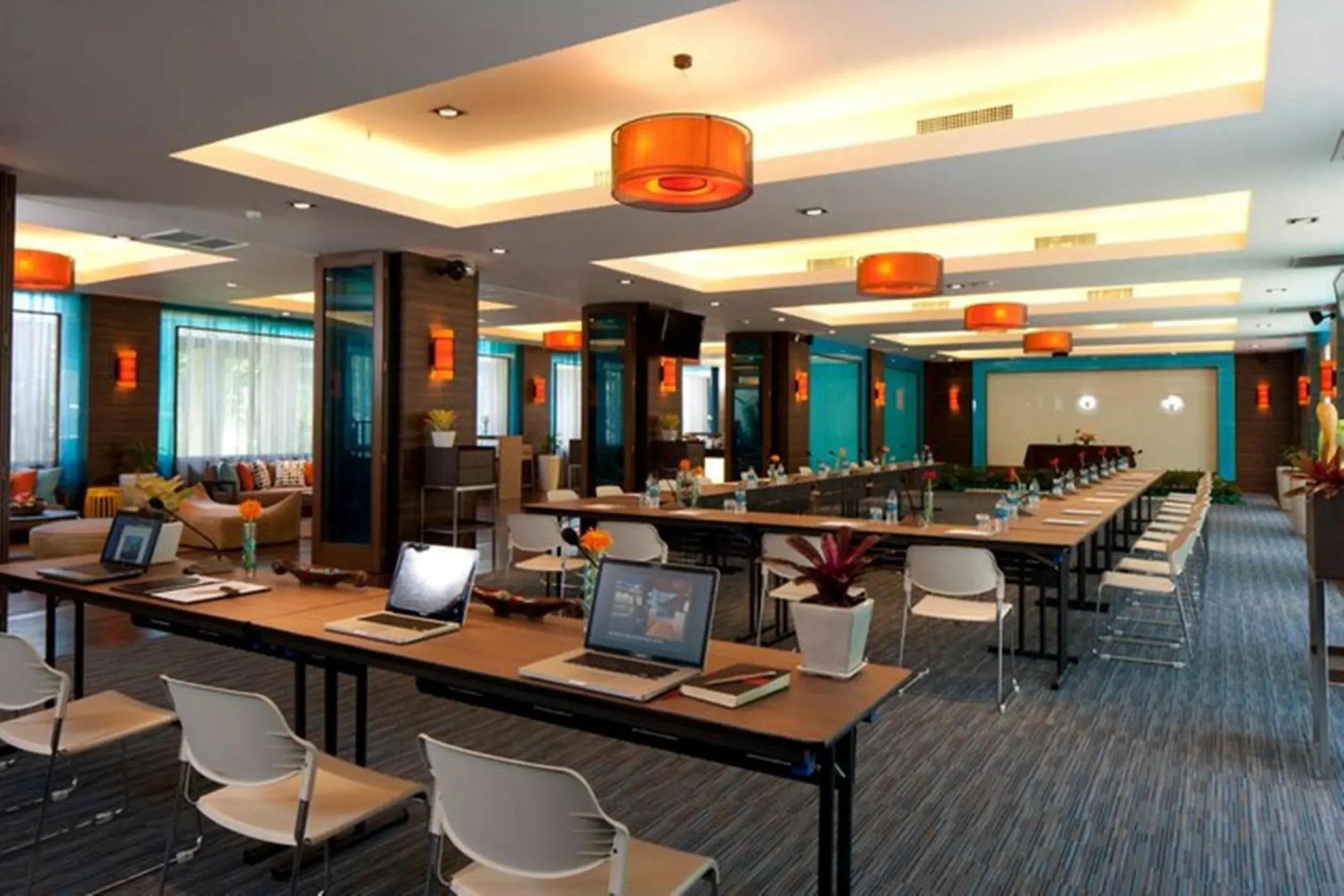 Business facilities, Restaurant/Places to Eat in The Bayview Hotel Pattaya
