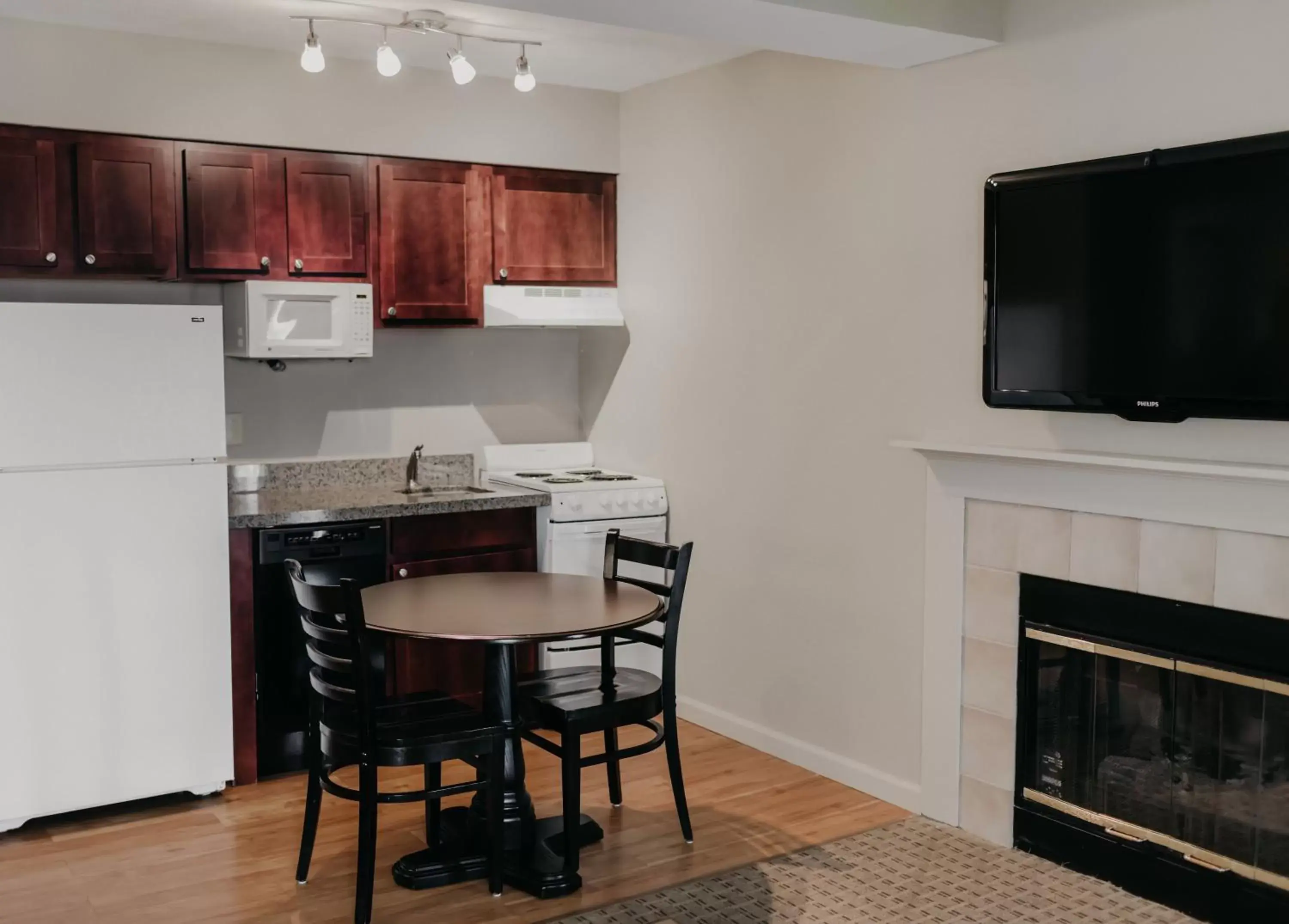 Kitchen or kitchenette, Dining Area in Eastland Suites Hotel & Conference Center