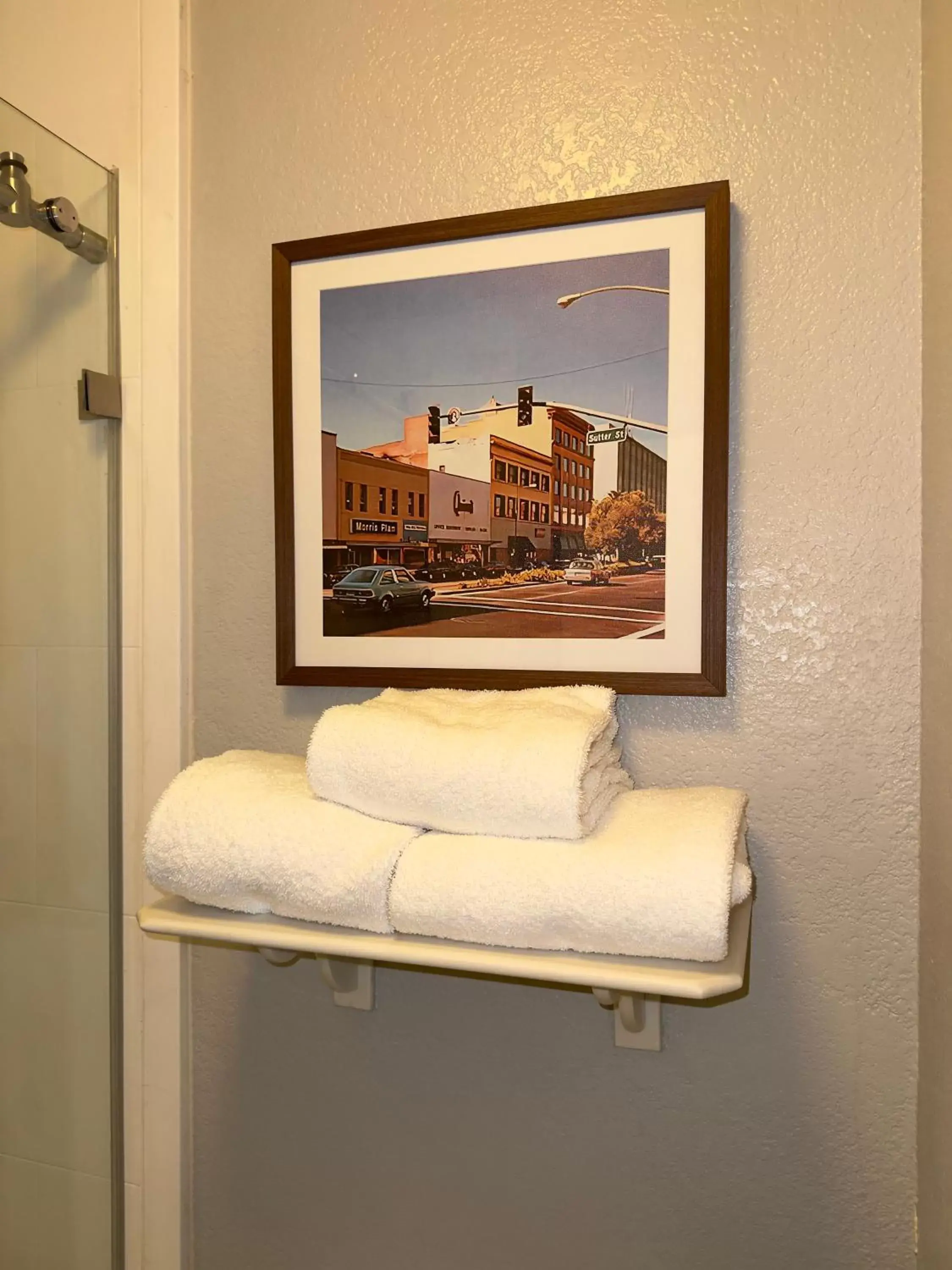 Bathroom, TV/Entertainment Center in La Quinta Inn by Wyndham Stockton