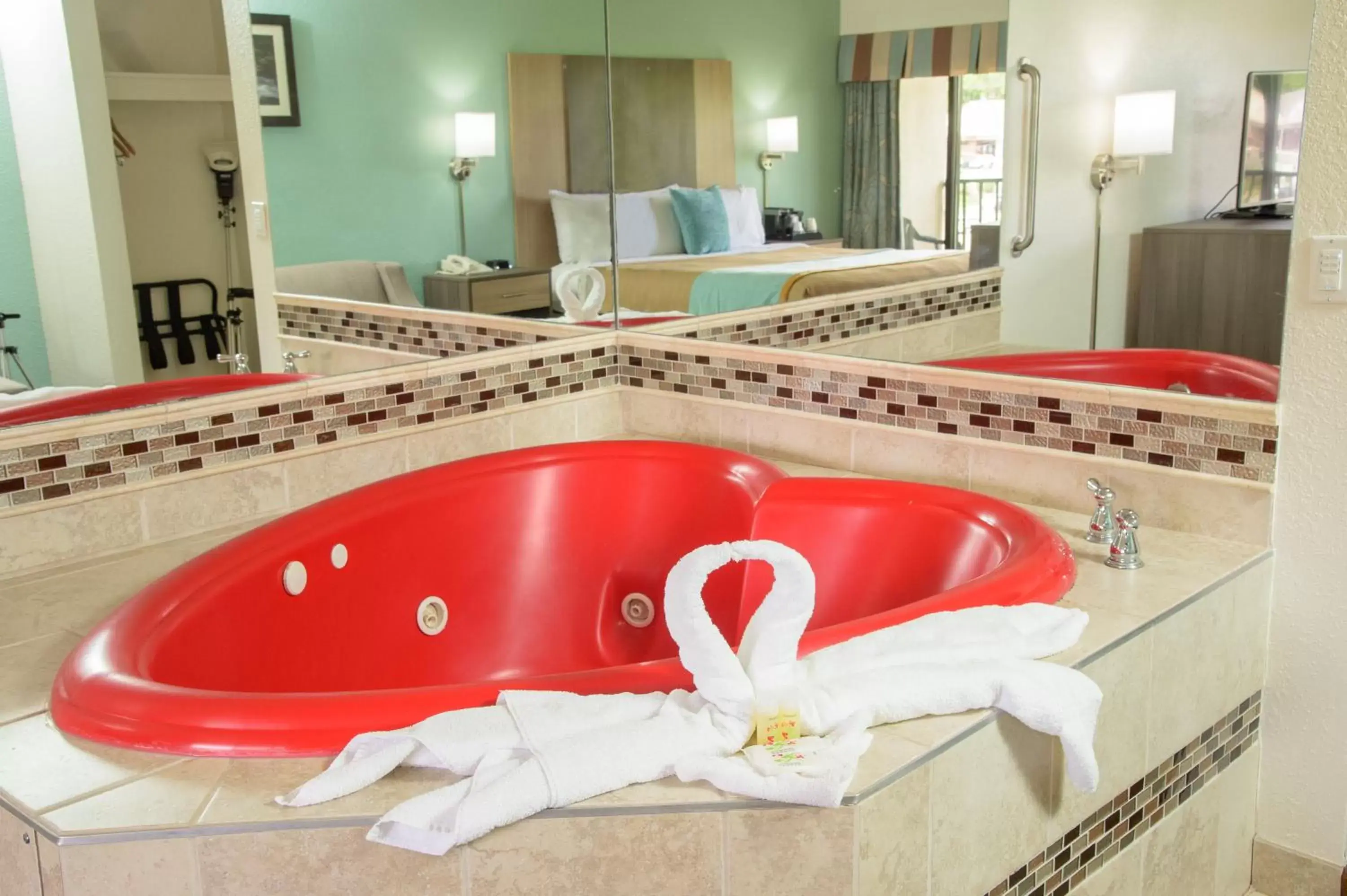 Hot Tub, Bathroom in Pigeon River Inn