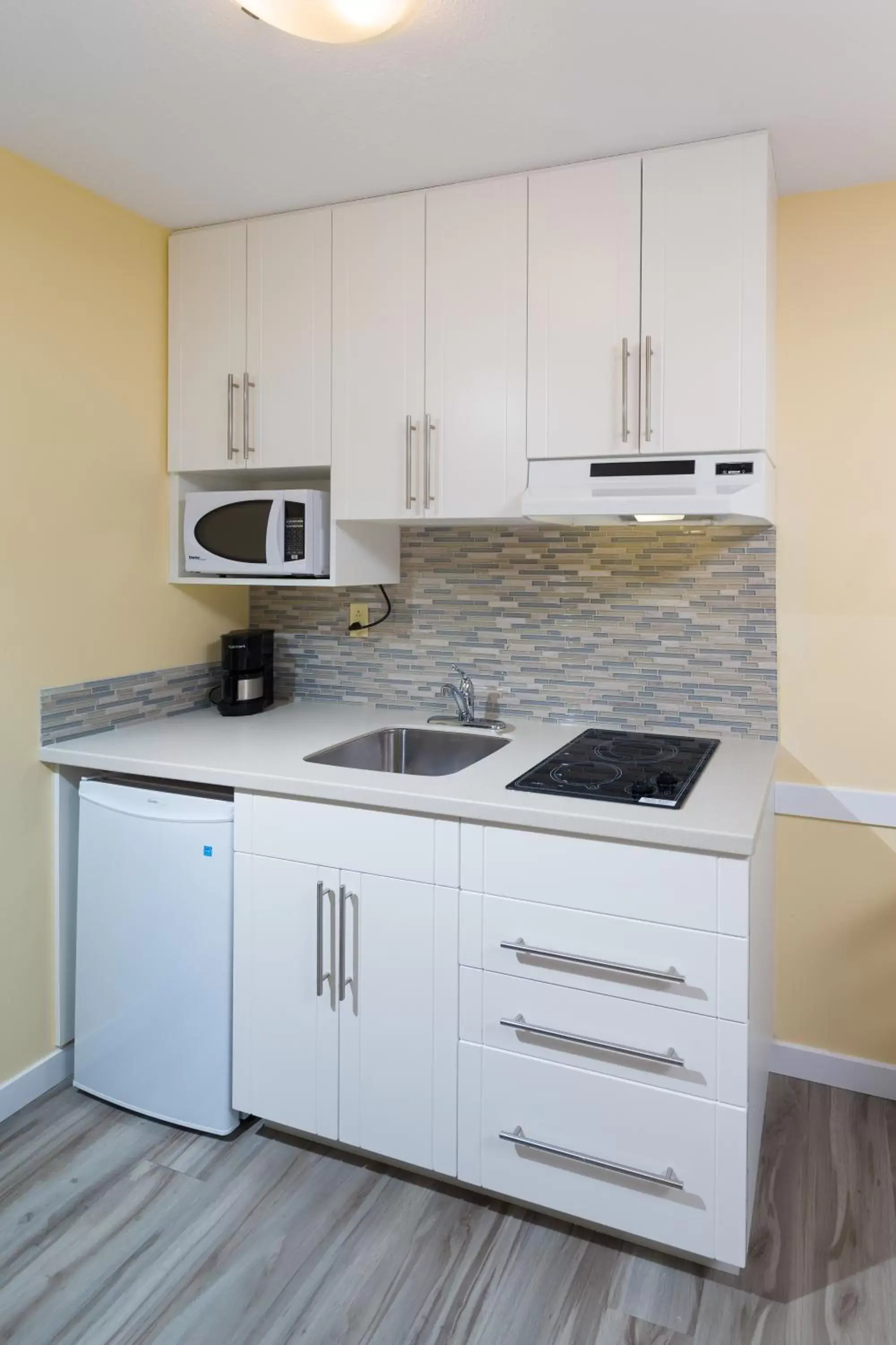 Kitchen or kitchenette, Kitchen/Kitchenette in Siesta Suites