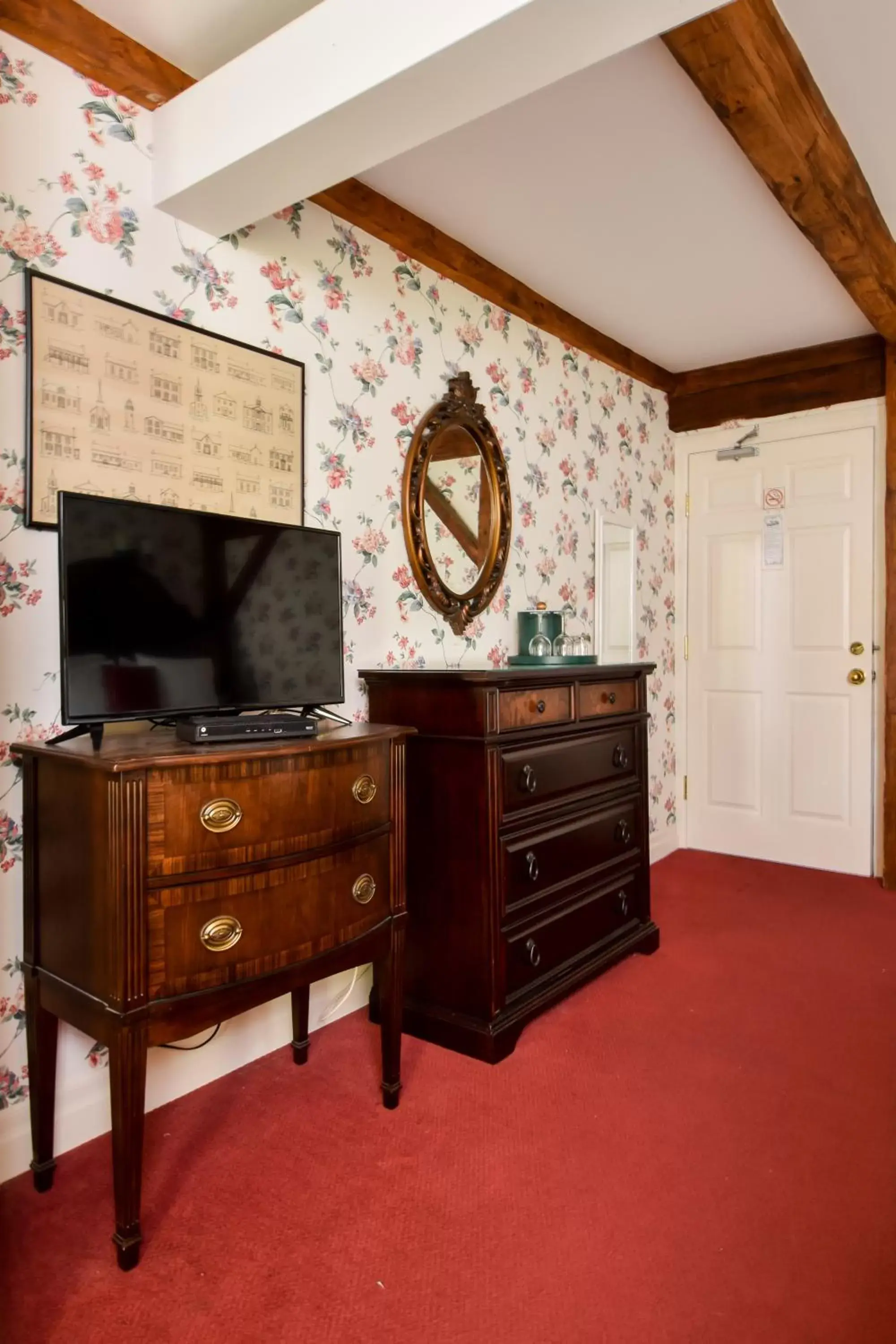 Seating area, TV/Entertainment Center in The Waring House