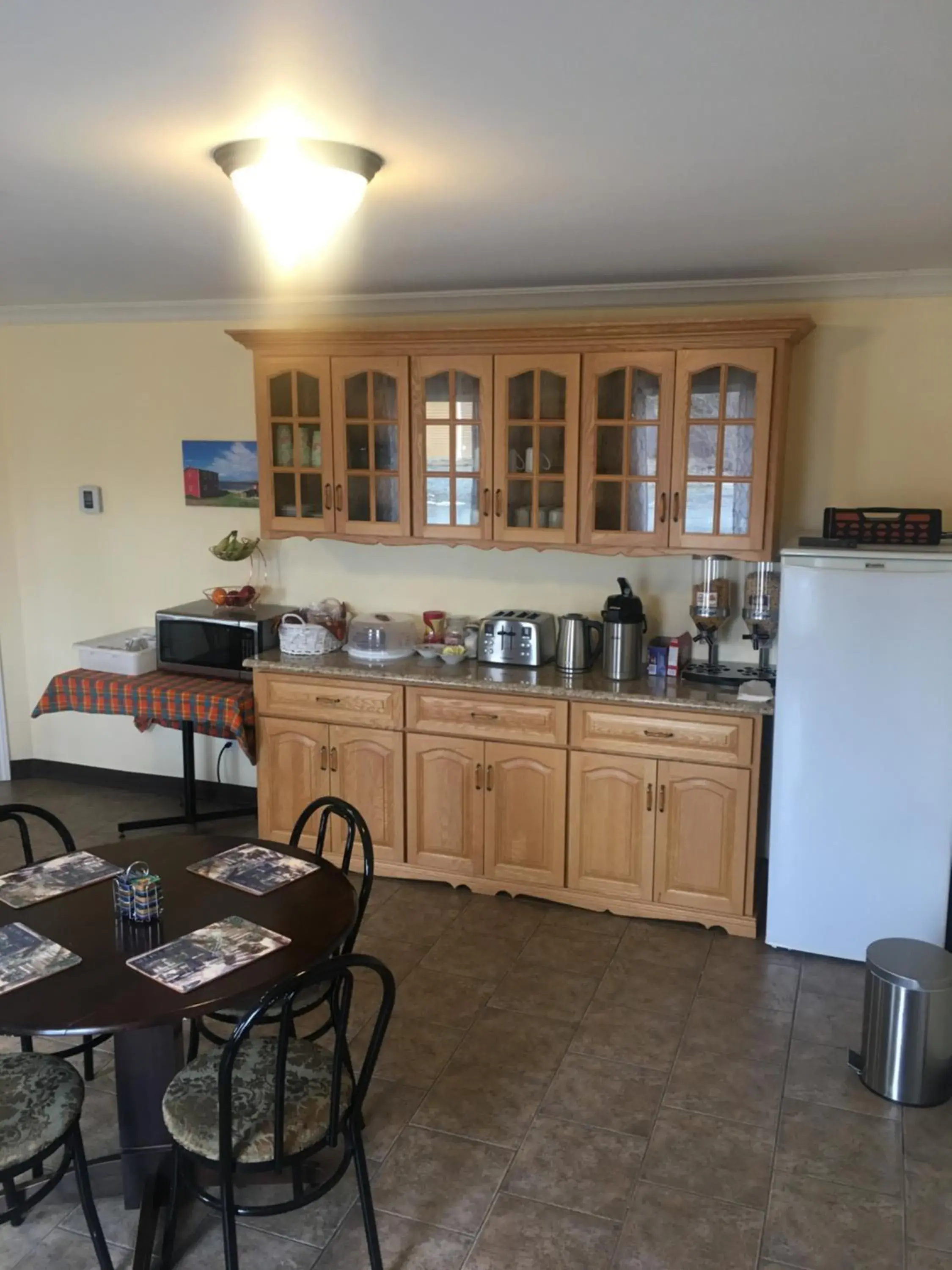 Continental breakfast, Kitchen/Kitchenette in The Country Inn Motel