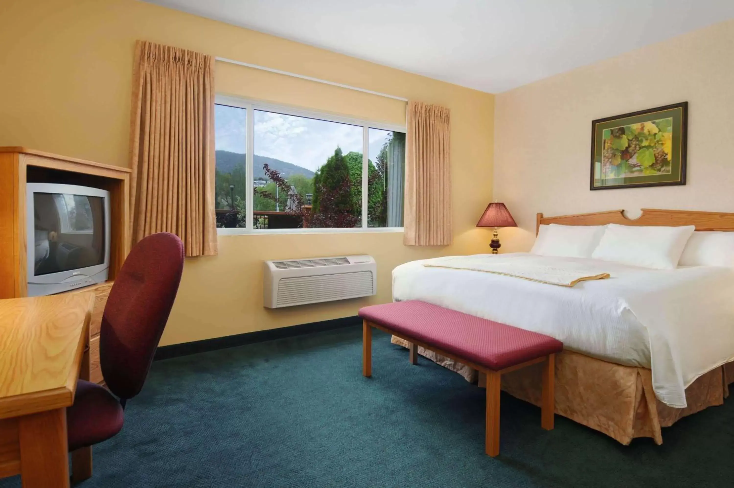 Photo of the whole room, Bed in Days Inn by Wyndham Penticton Conference Centre