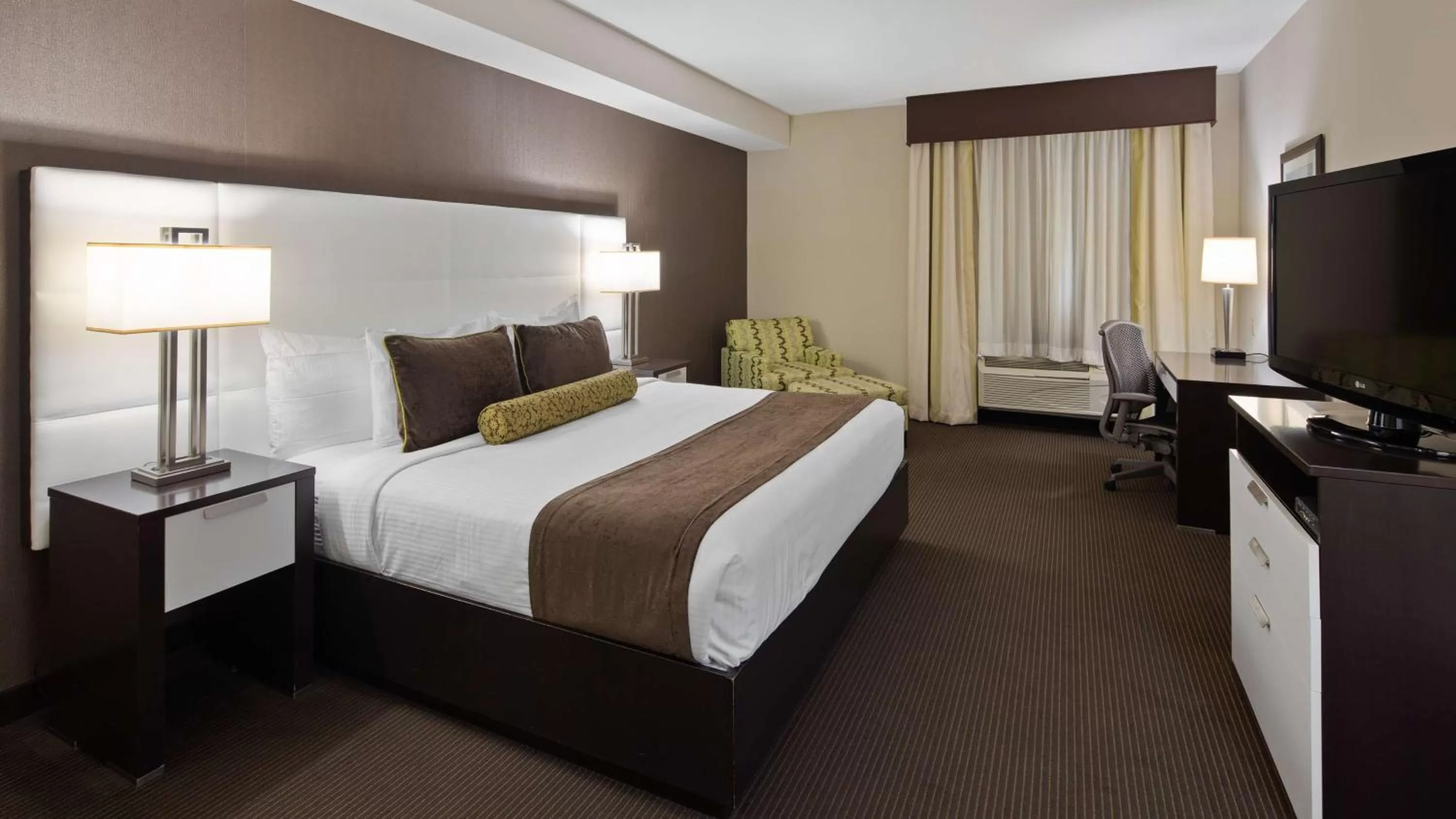 Photo of the whole room, Bed in Best Western Plus Miami Intl Airport Hotel & Suites Coral Gables