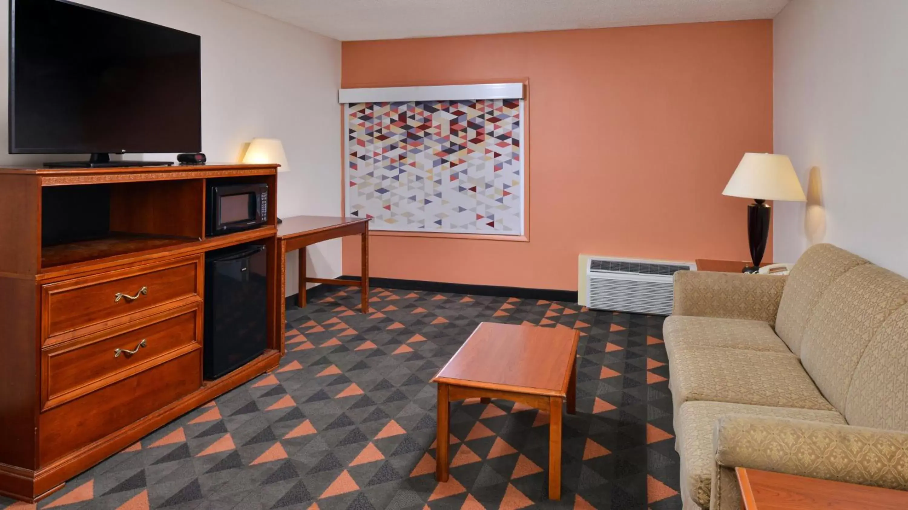 Bedroom, Seating Area in Holiday Inn Great Falls-Convention Center, an IHG Hotel