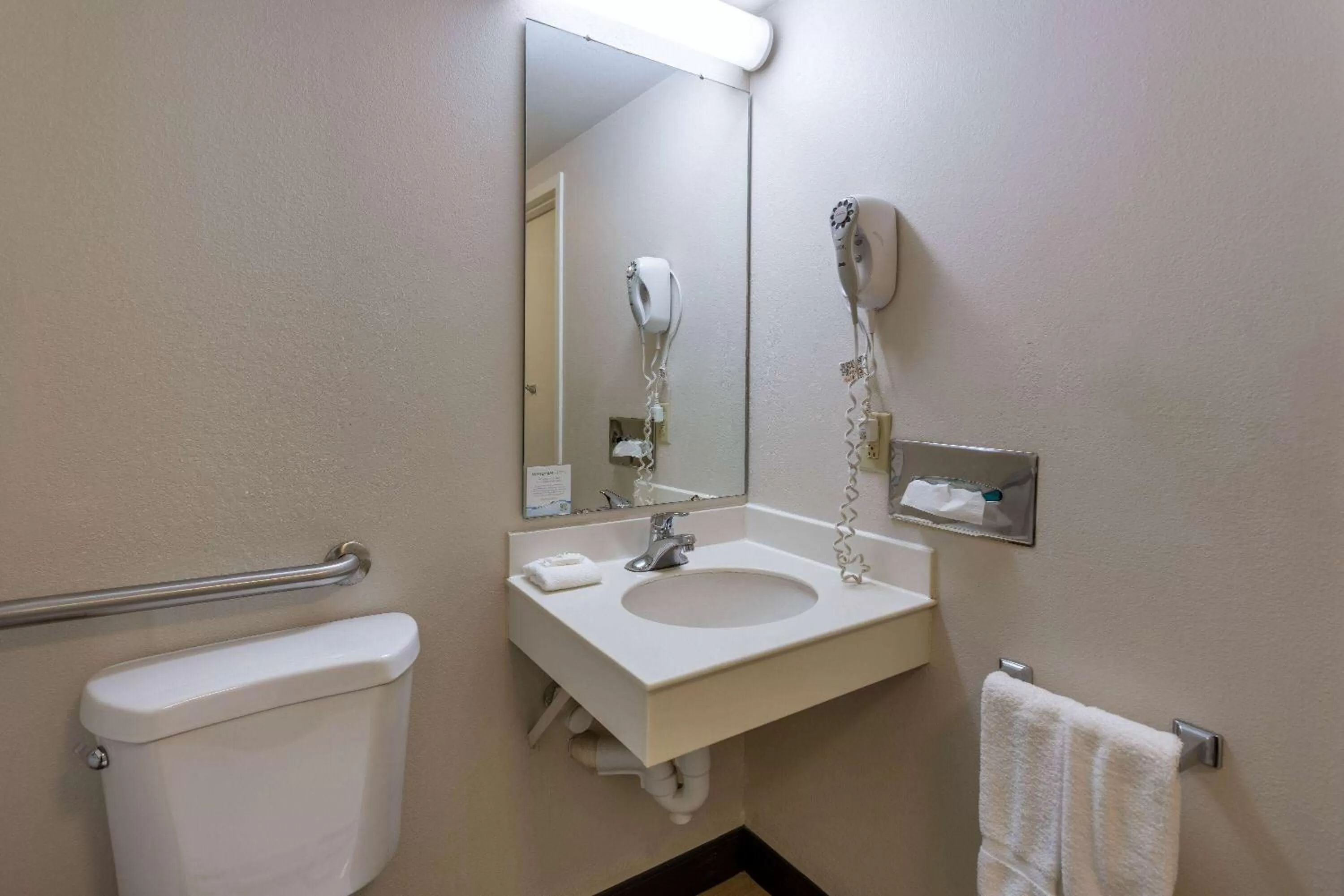 Bathroom in La Quinta Inn & Suites by Wyndham Kingsport TriCities