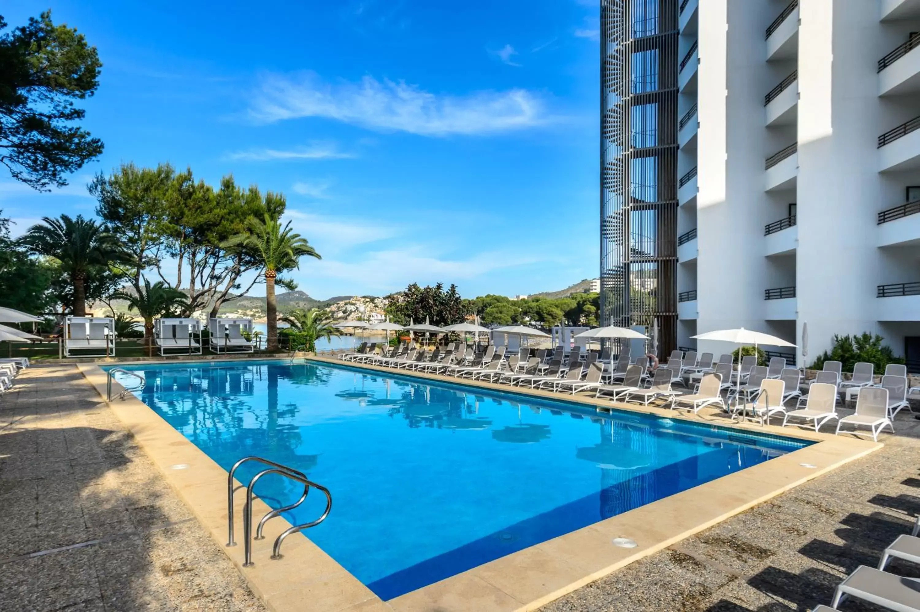 Swimming Pool in Hotel Vibra Beverly Playa