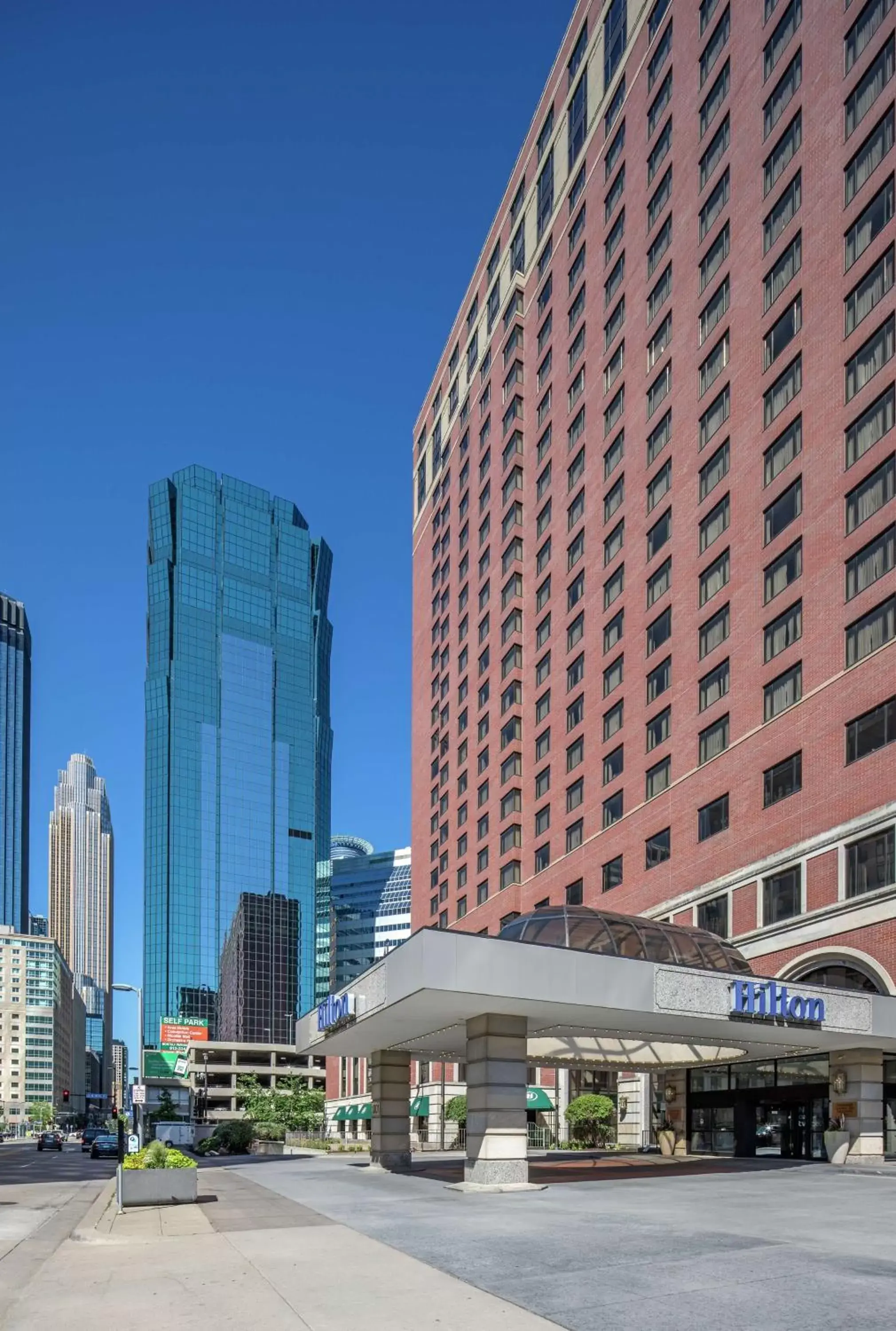 Property building in Hilton Minneapolis Property building in Hilton Minneapolis