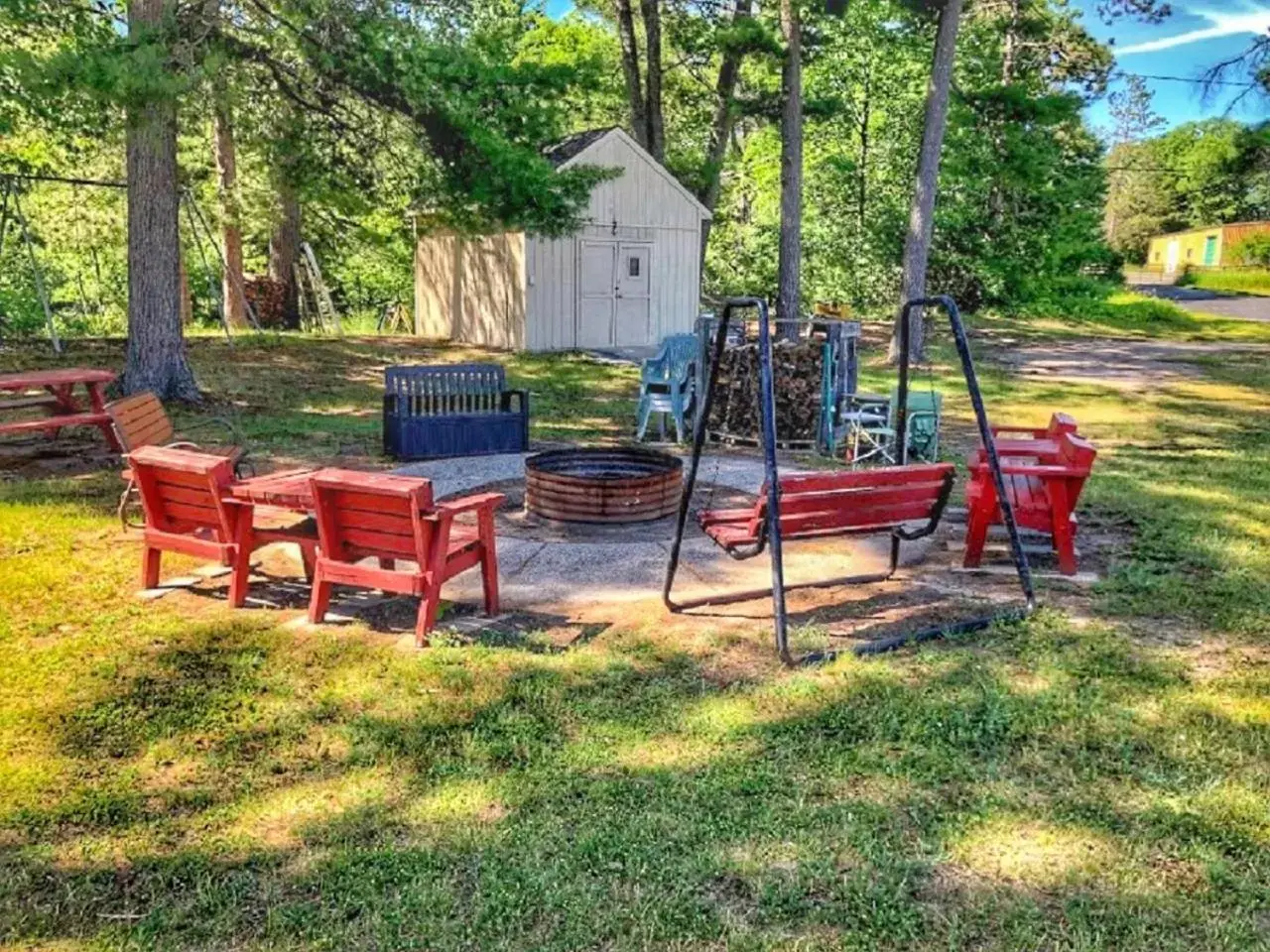 Seating area, Garden in Waterway Inn