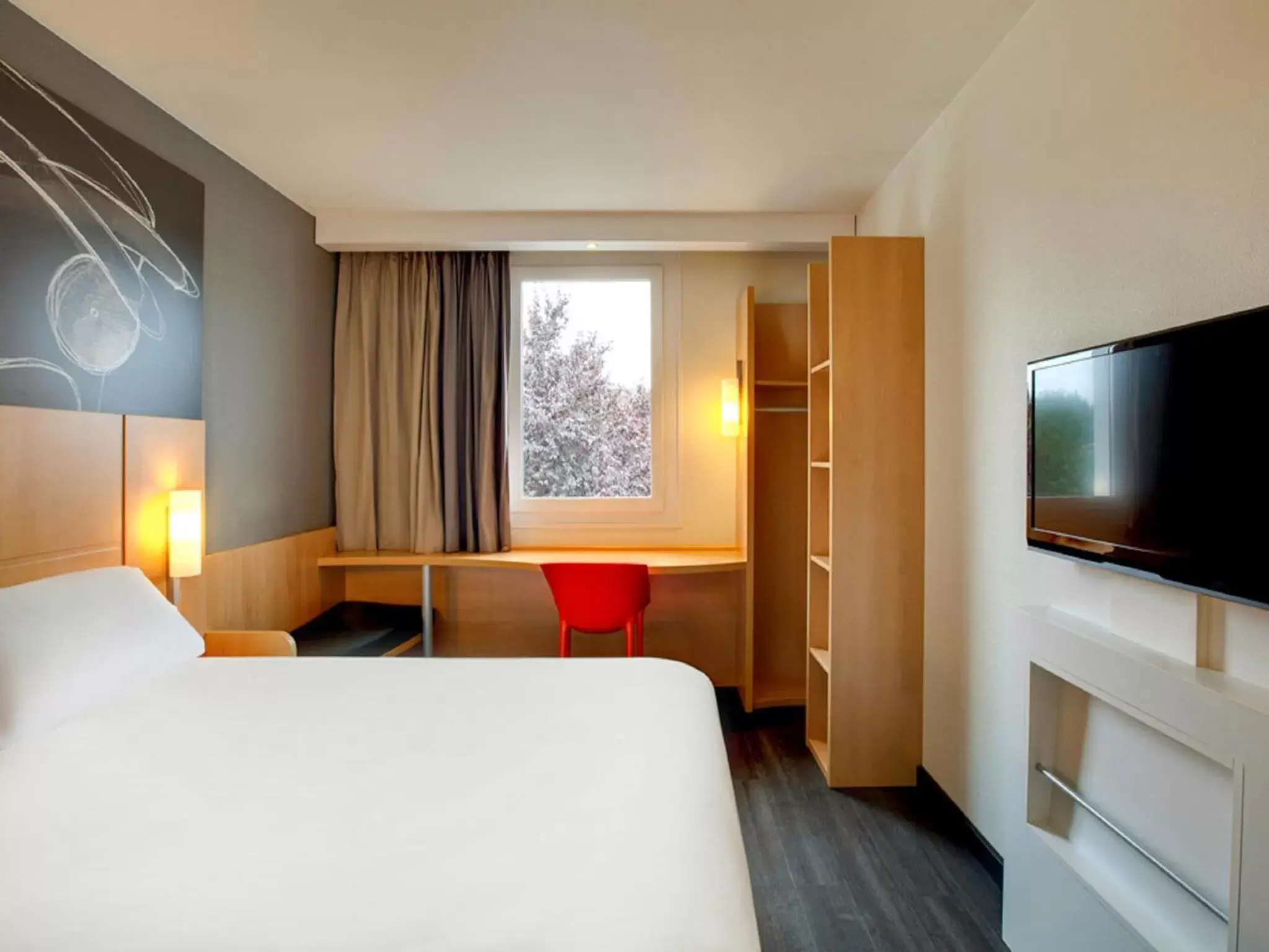 Photo of the whole room, Bed in ibis Clermont Ferrand Nord Riom Photo of the whole room, Bed in ibis Clermont Ferrand Nord Riom