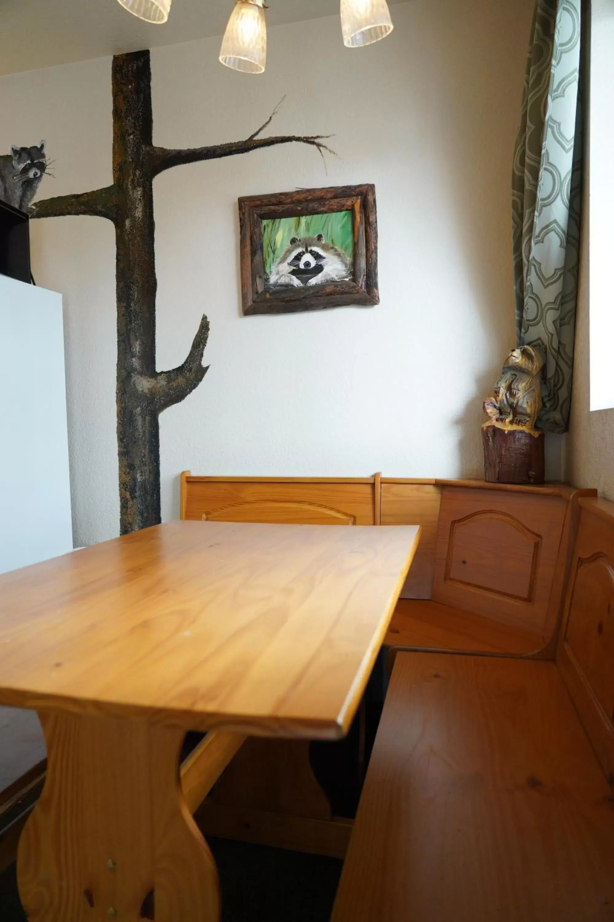 Dining Area in Hillcrest Suites & Cabins