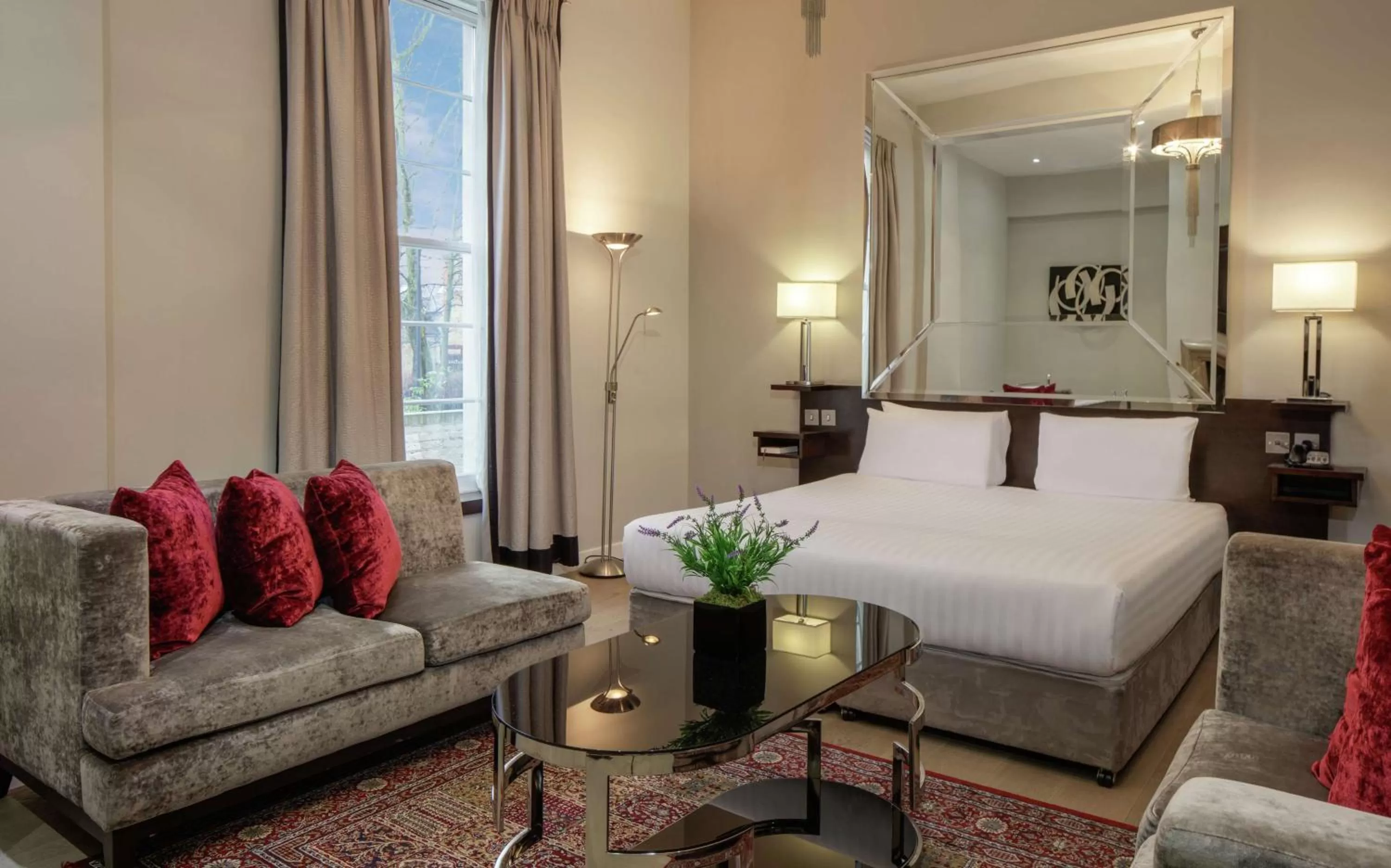 Living room, Bed in Doubletree By Hilton London - Greenwich