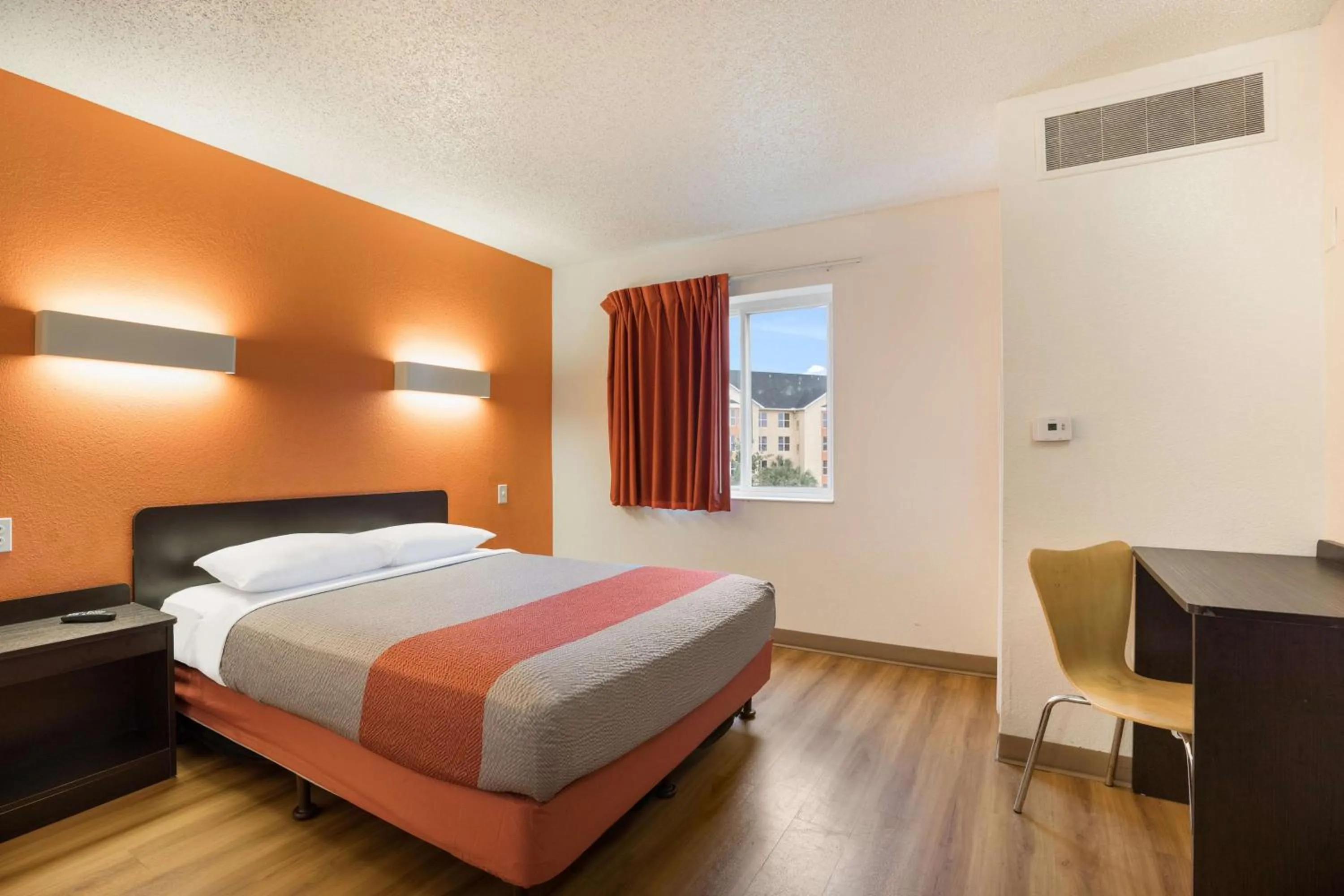 Photo of the whole room, Bed in Motel 6-Orlando, FL - International Dr