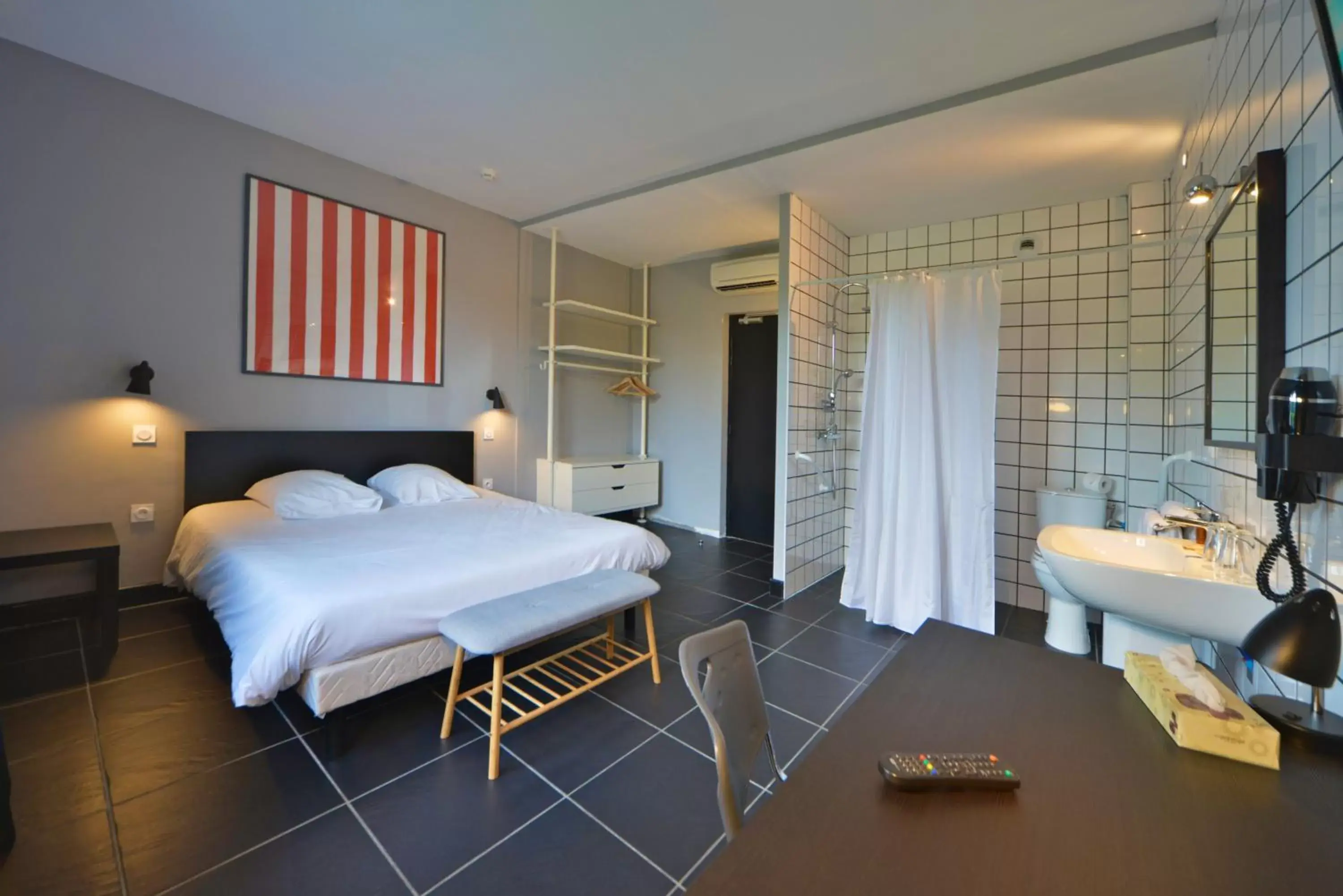 Shower, Bed in Logis - Hotel Restaurant La Mire