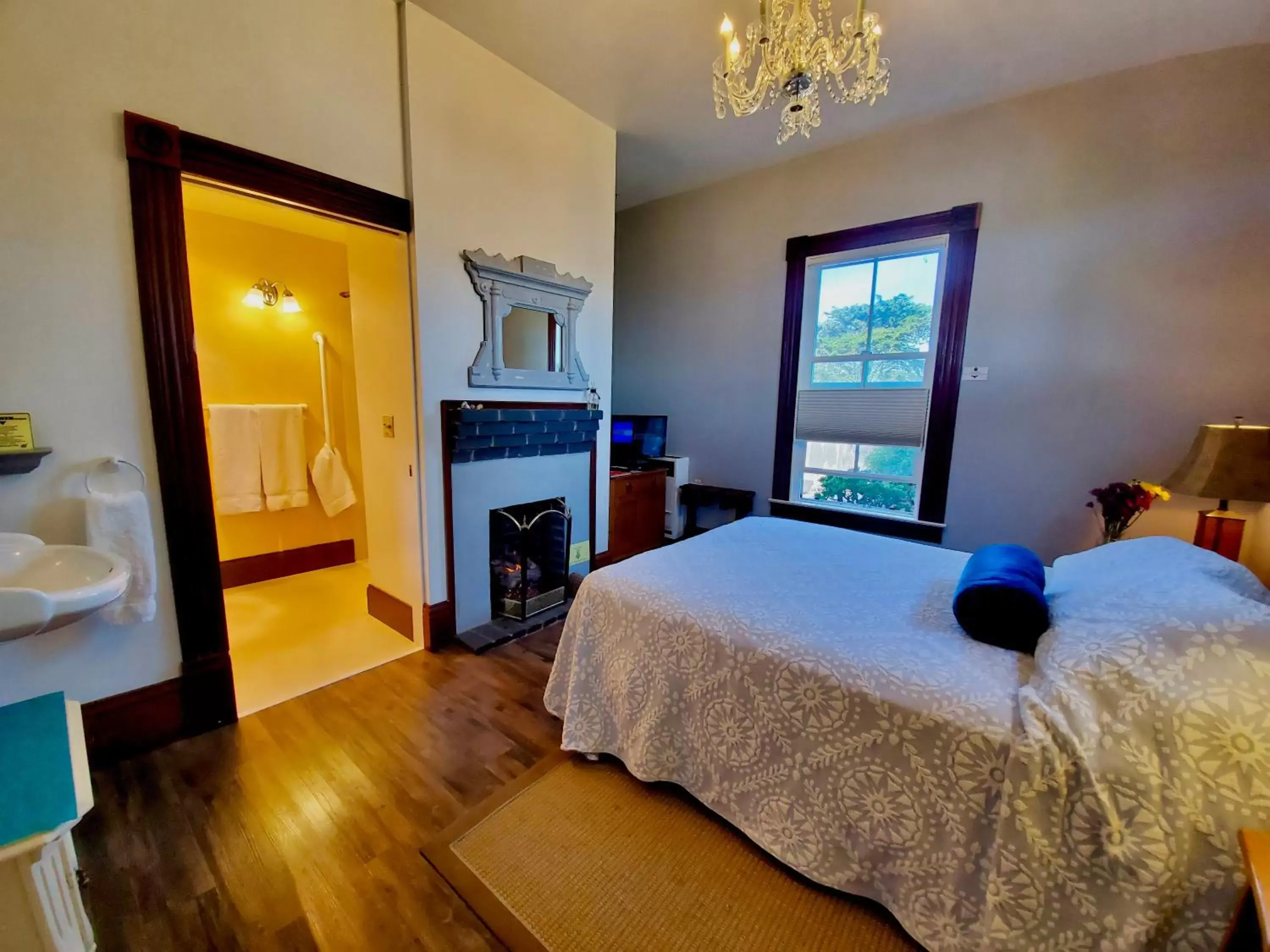 Bathroom in Captain's Inn at Moss Landing