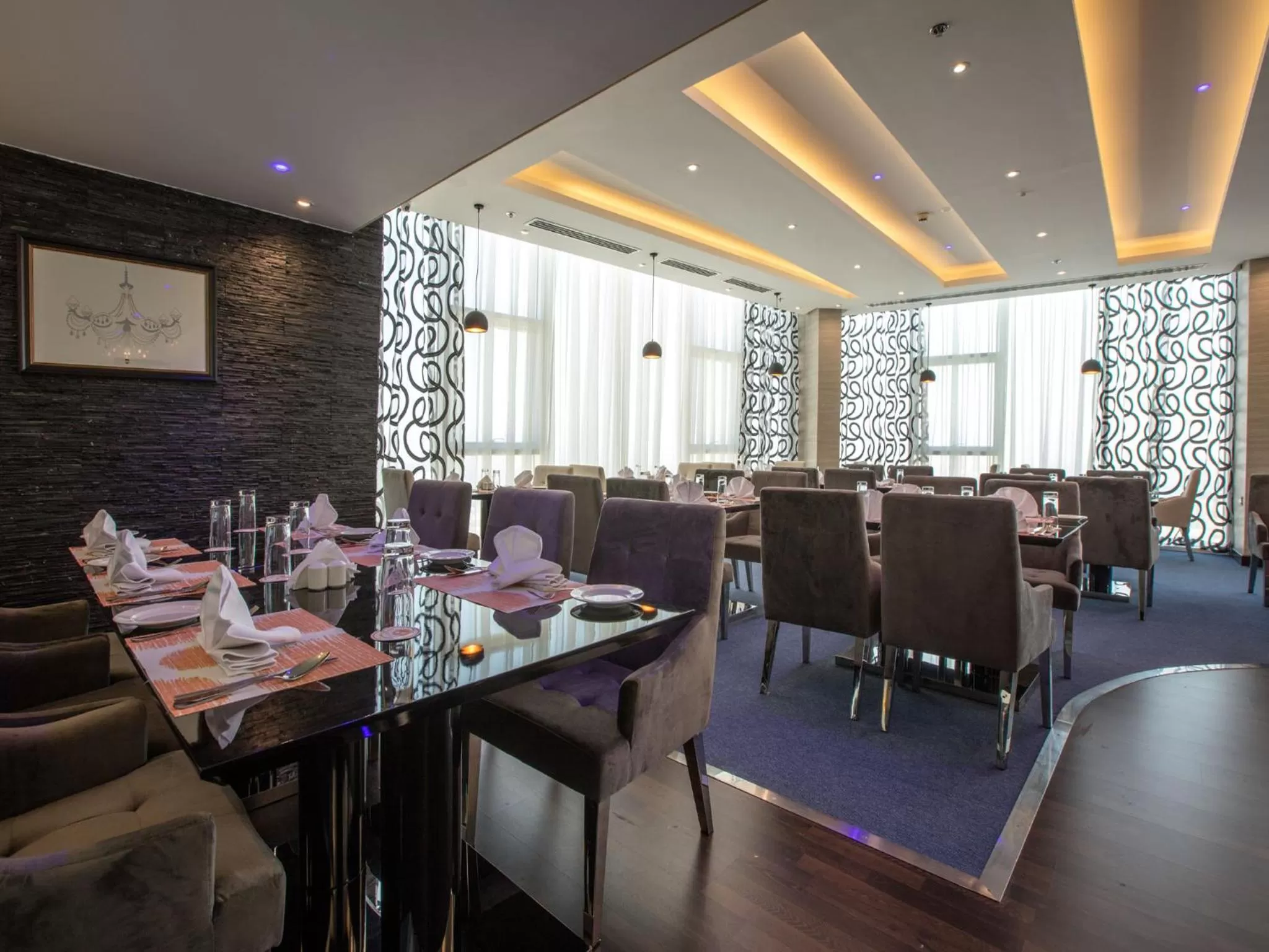 Restaurant/places to eat in Orange Suites Hotel