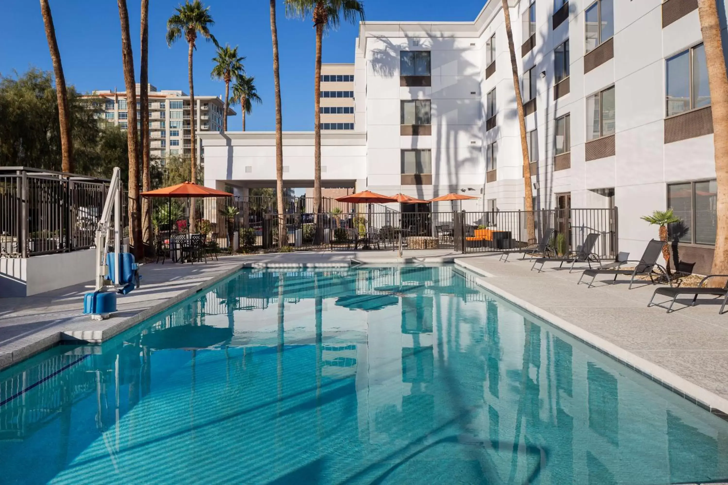 Pool view, Swimming Pool in Hampton Inn Phoenix - Biltmore