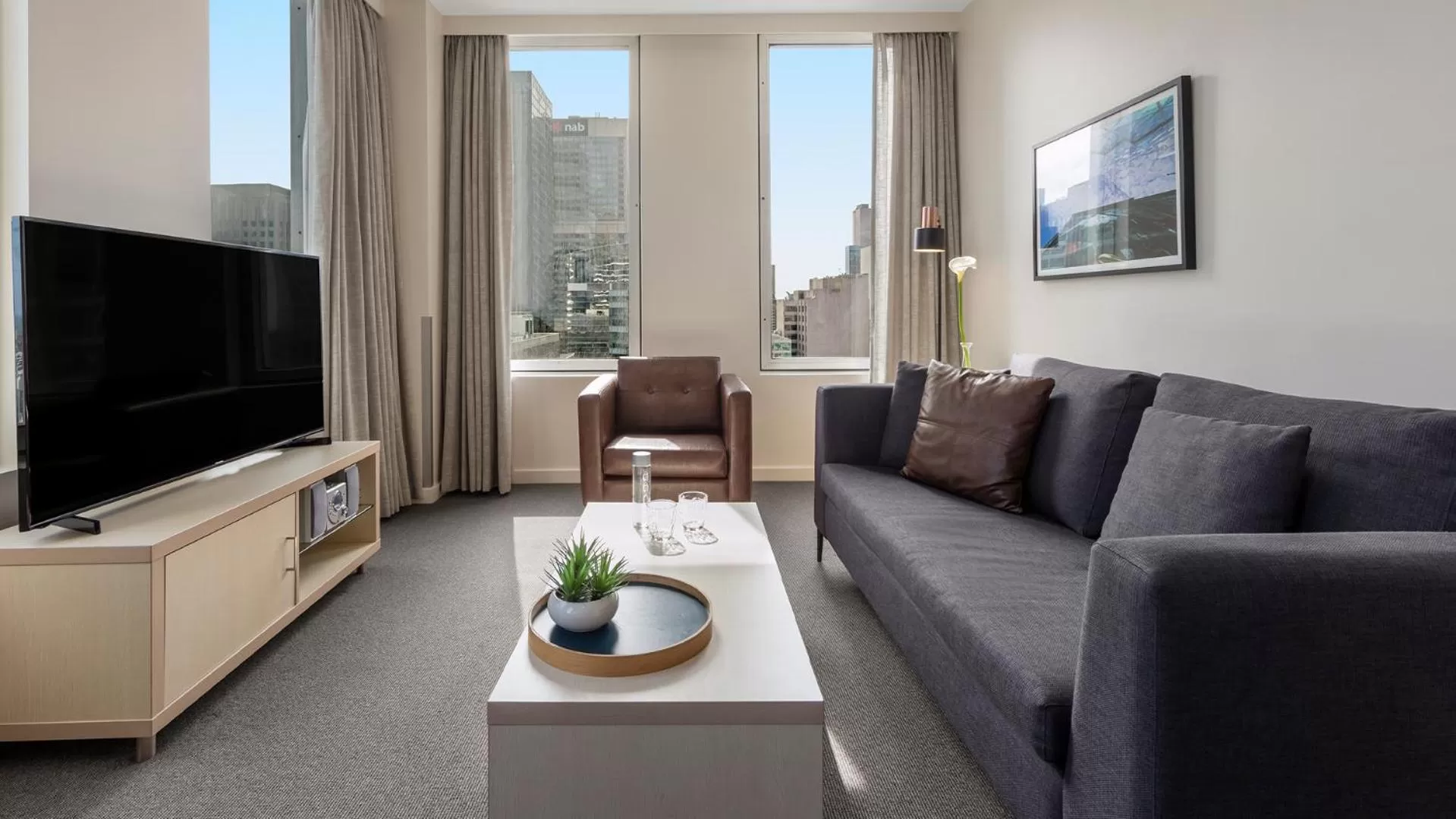 TV and multimedia in Oaks Melbourne on Market Hotel