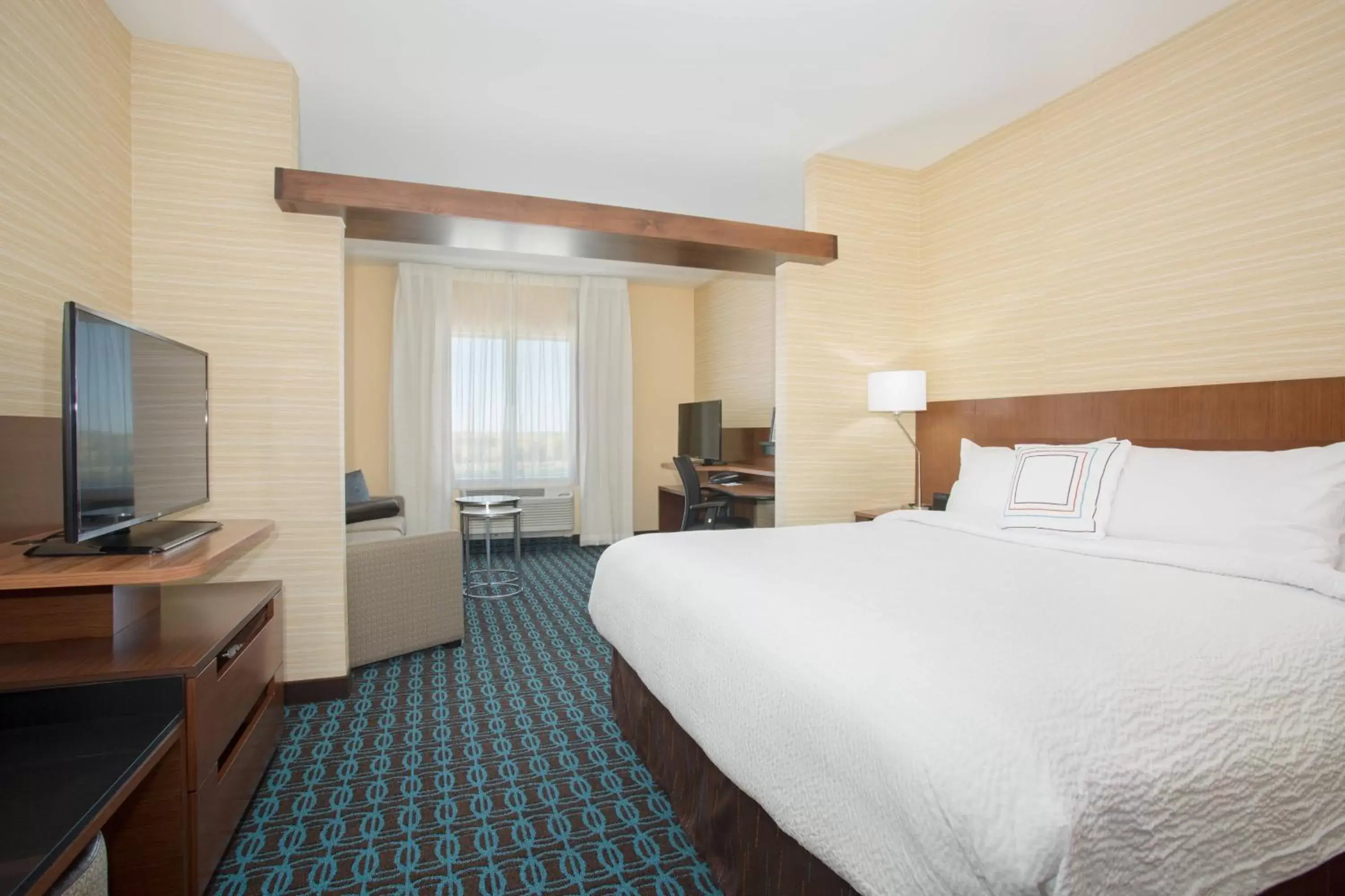 Photo of the whole room, Bed in Fairfield Inn & Suites by Marriott Burlington
