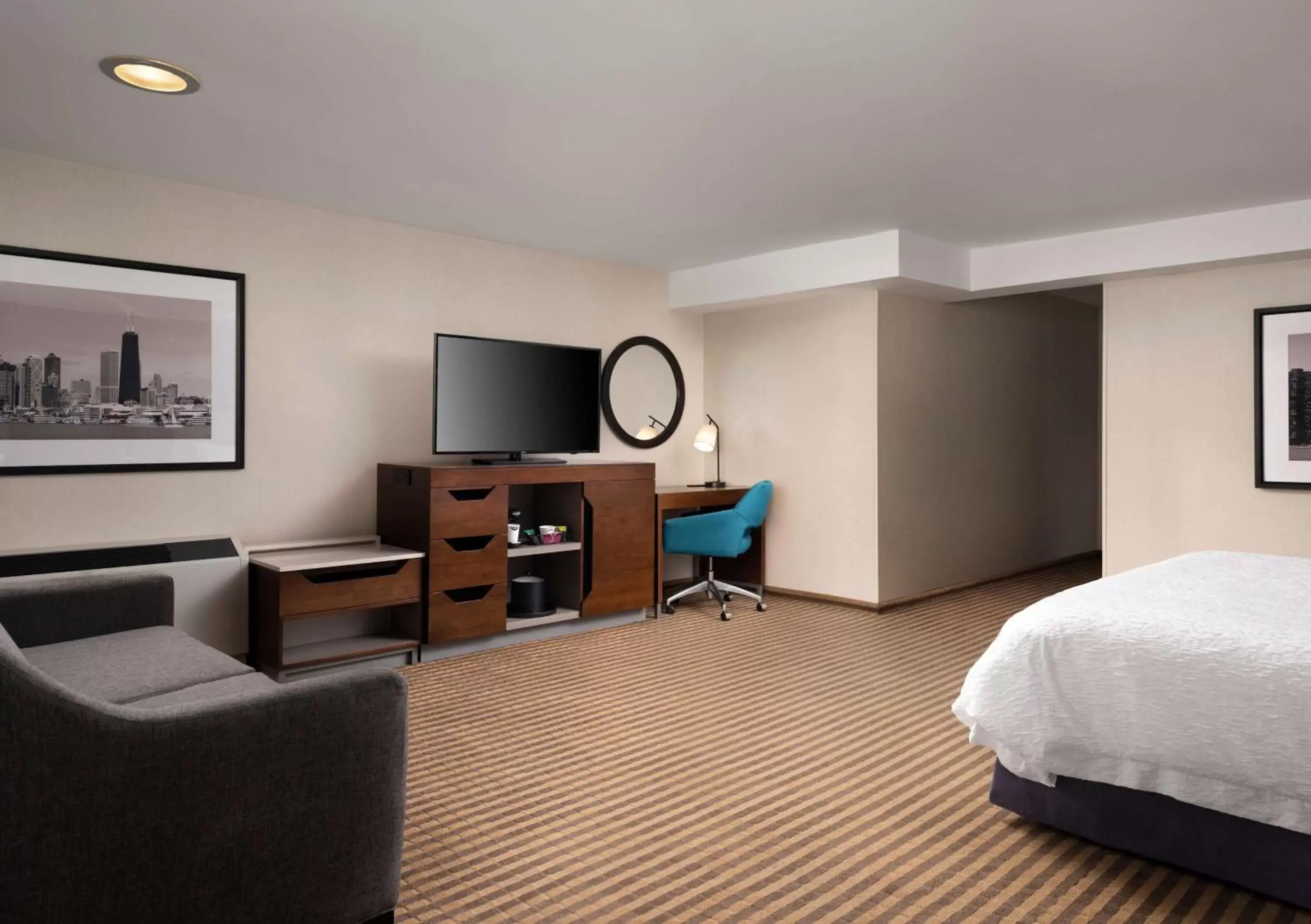 Bedroom, TV/Entertainment Center in Hampton Inn Chicago Downtown/Magnificent Mile