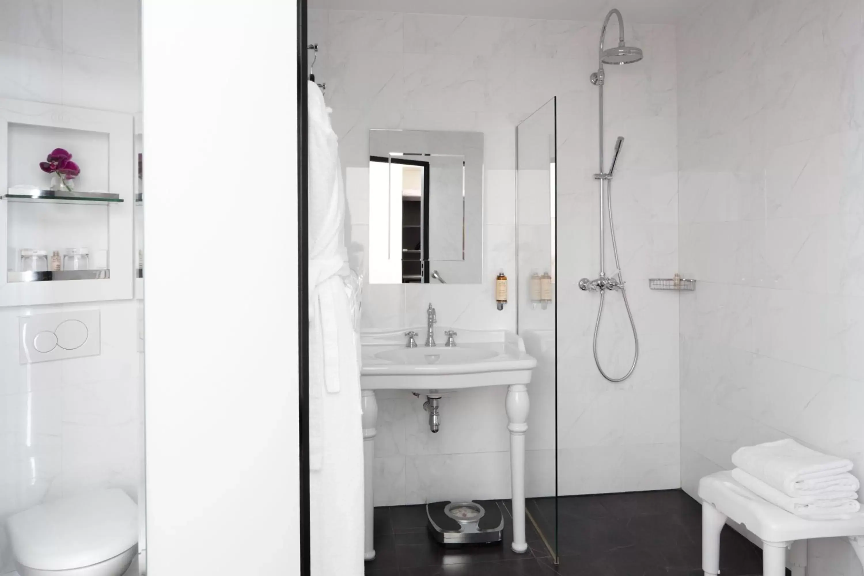 Bathroom in Le 123 Elysees - Astotel