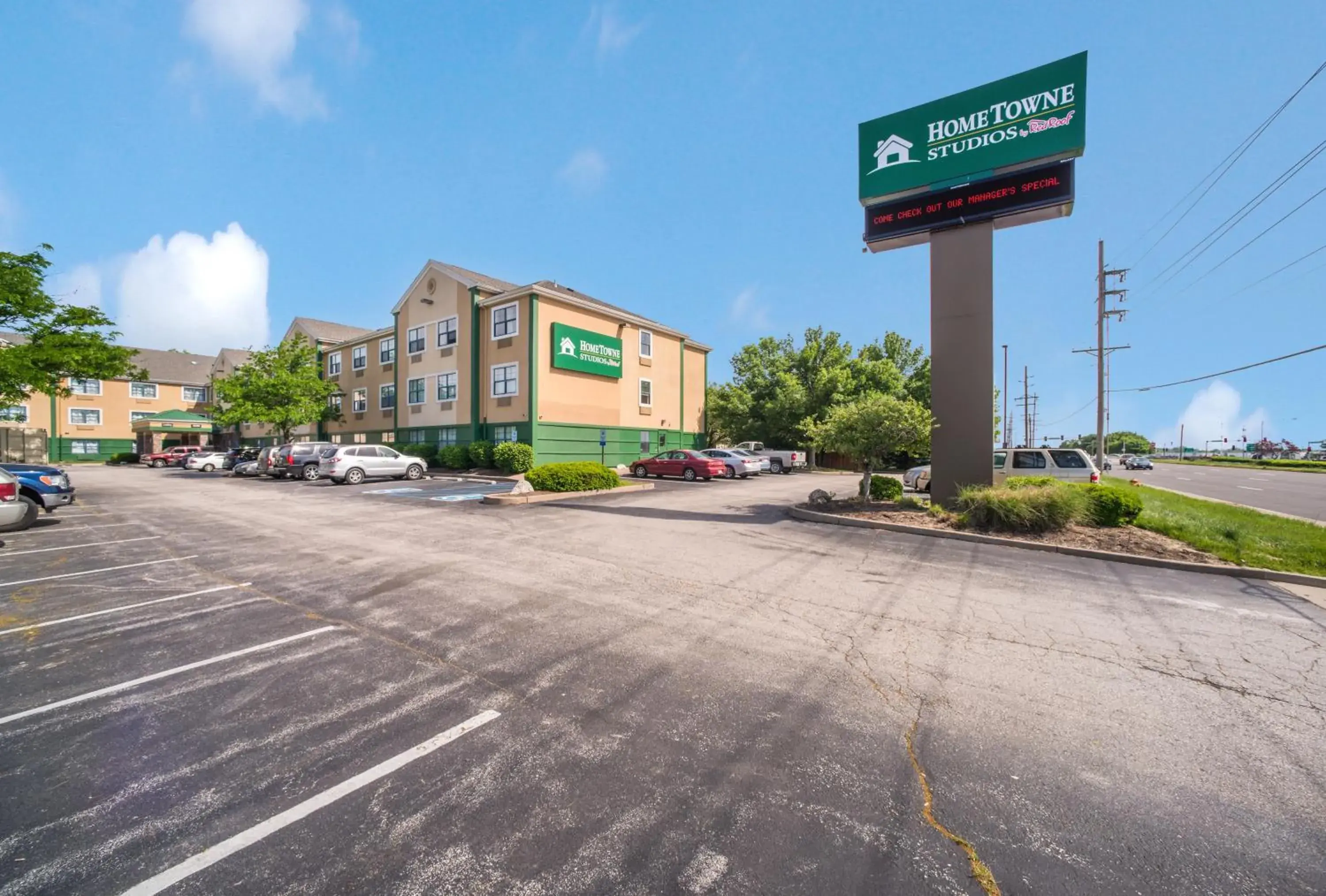 Property building in HomeTowne Studios by Red Roof St. Louis - Airport/N Lindbergh Property building in HomeTowne Studios by Red Roof St. Louis - Airport/N Lindbergh