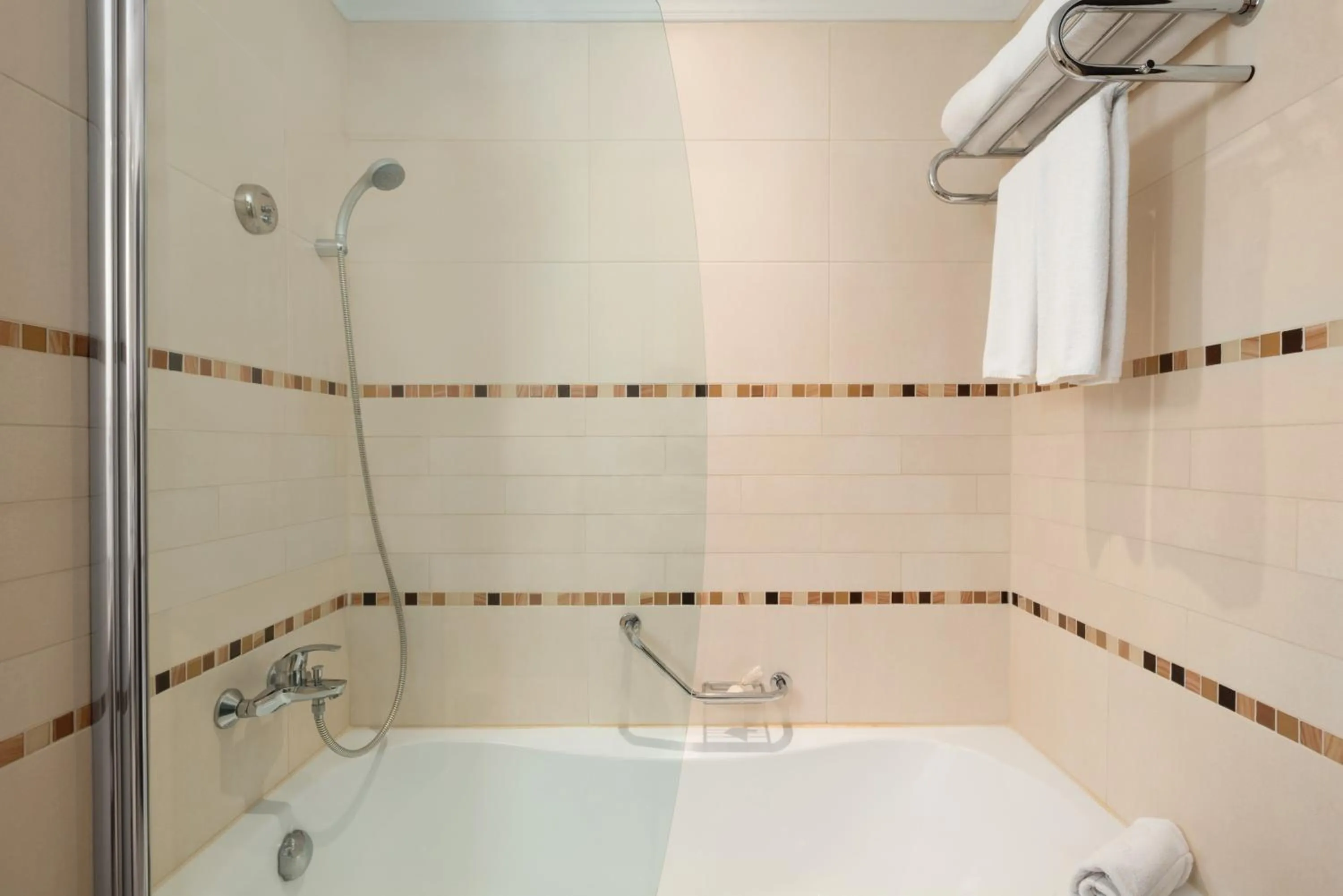 Shower in Ramada Plaza by Wyndham Gevgelija