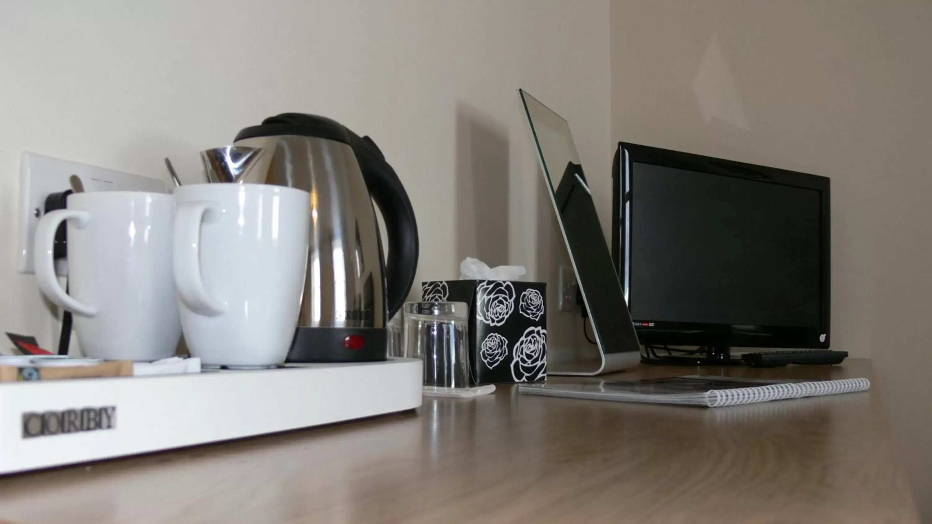 Coffee/tea facilities, TV/Entertainment Center in The Home Arms Guesthouse