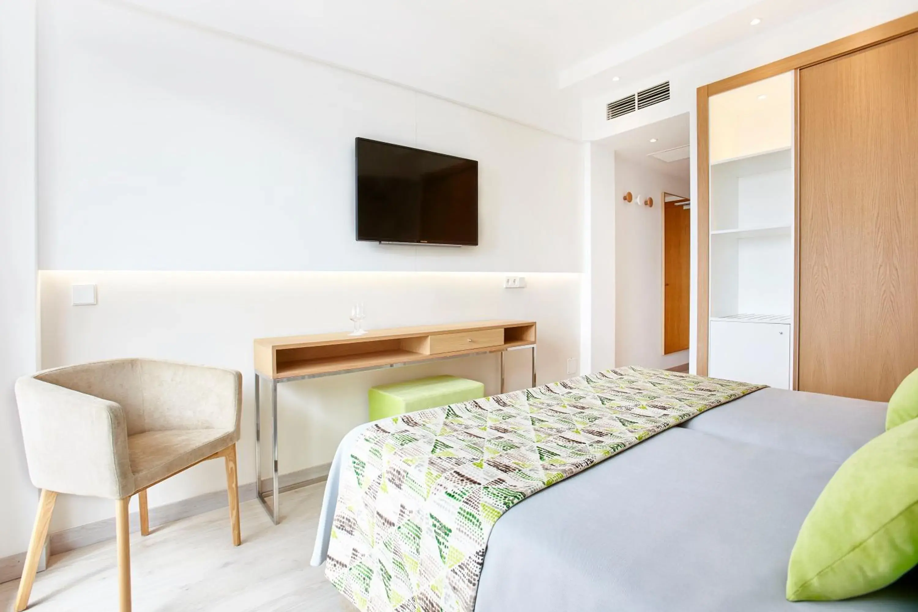 TV and multimedia, Bed in Universal Hotel Castell Royal TV and multimedia, Bed in Universal Hotel Castell Royal