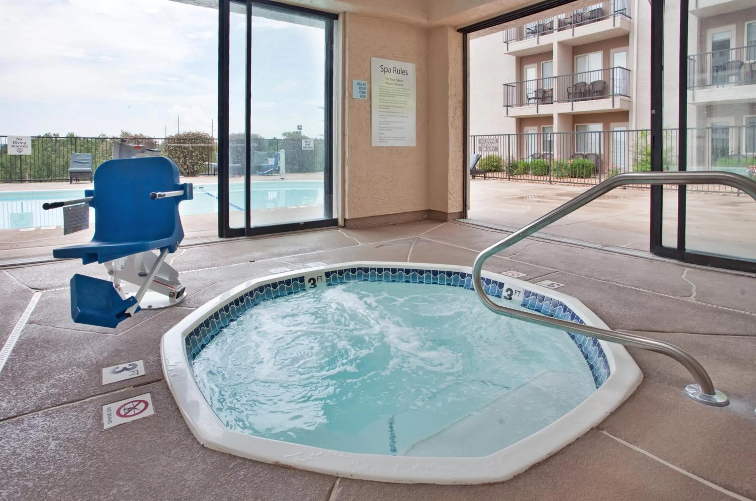 Swimming pool in Holiday Inn Express Hotel & Suites Branson 76 Central by IHG