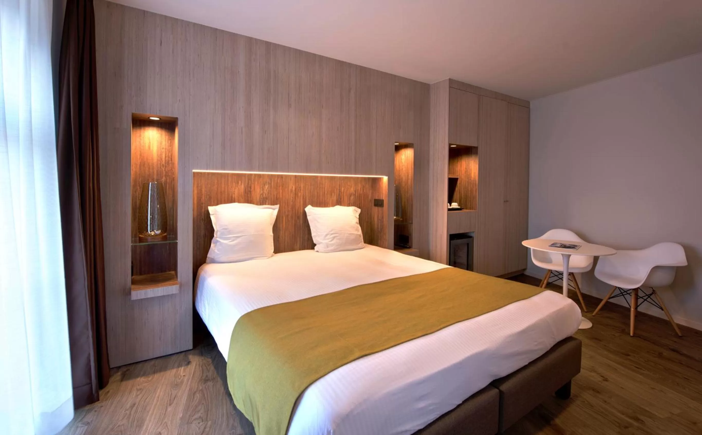 Day, Bed in Flanders Hotel