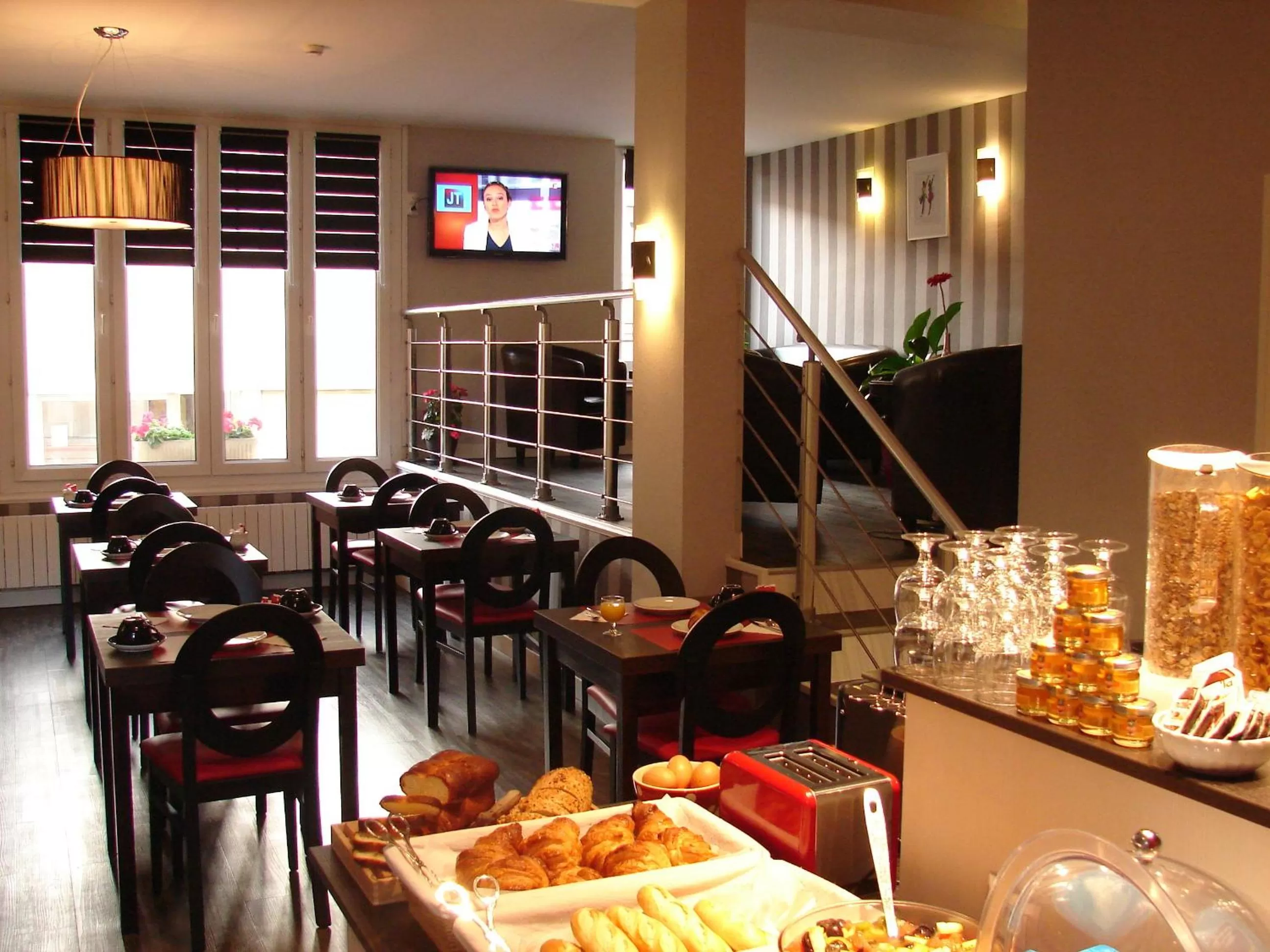 Restaurant/places to eat in Logis Hotel - Le Charleston