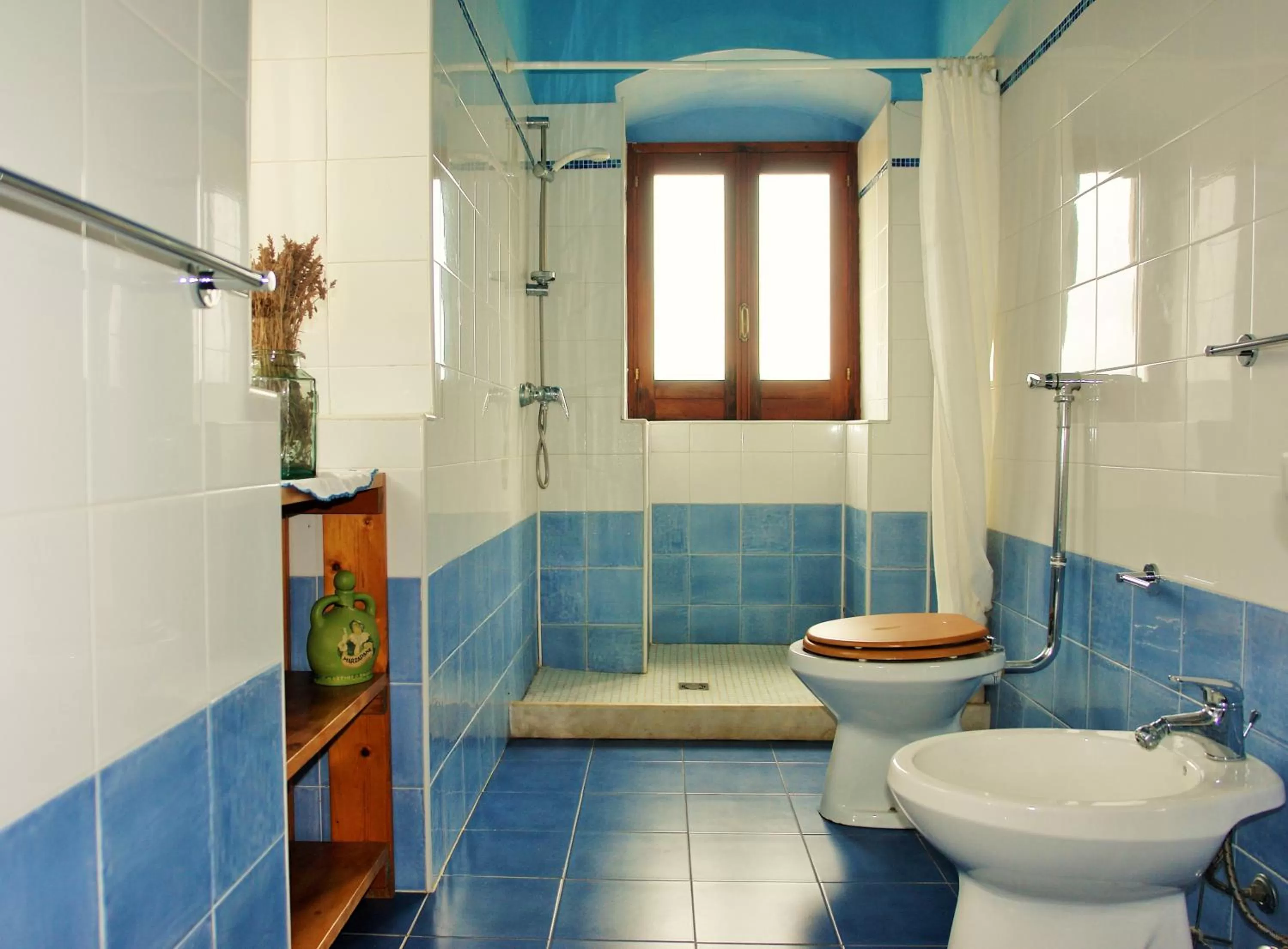 Bathroom in Vinciucci