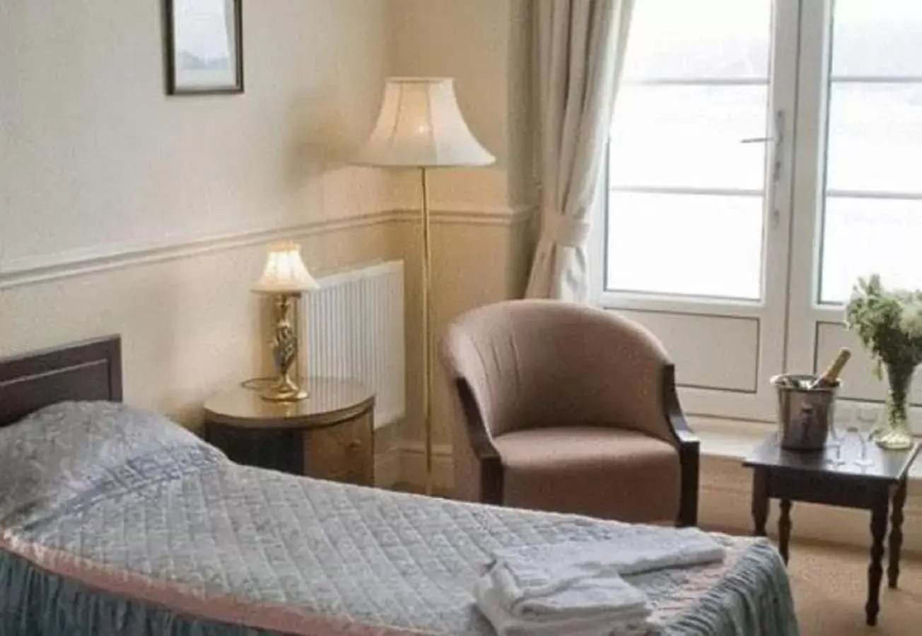 Bed, Seating Area in The Grand Hotel