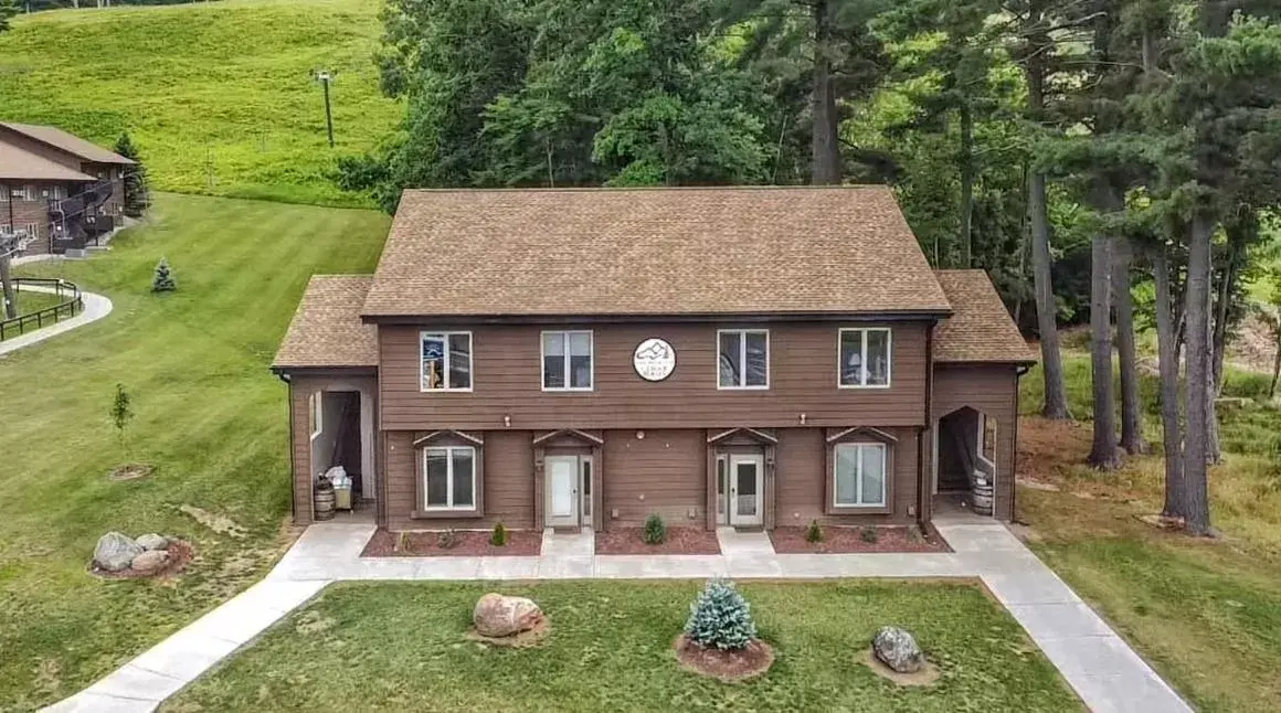 Property building in Pine Mountain Resort Property building in Pine Mountain Resort