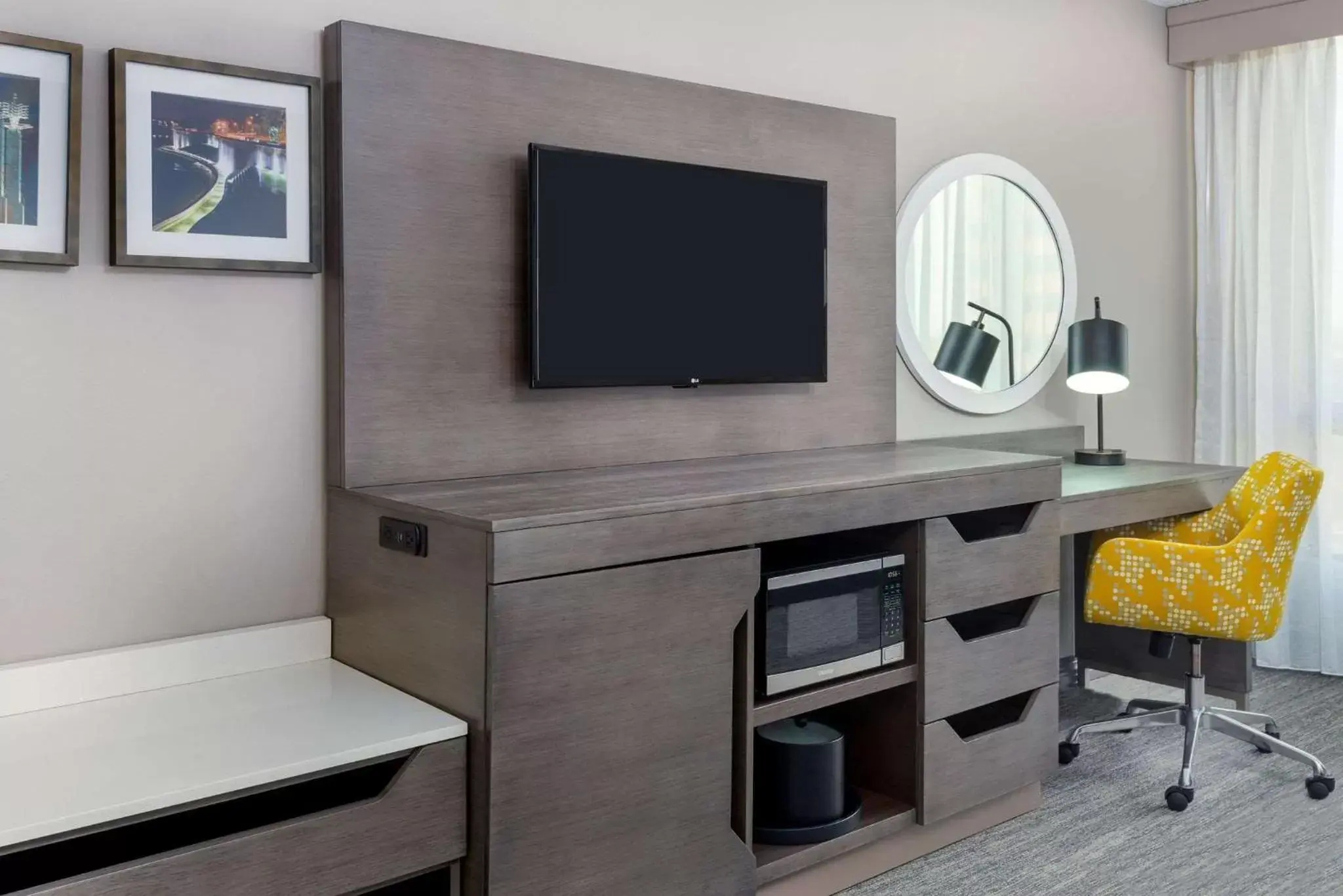 Bedroom, TV/Entertainment Center in Hampton Inn & Suites Country Club Plaza